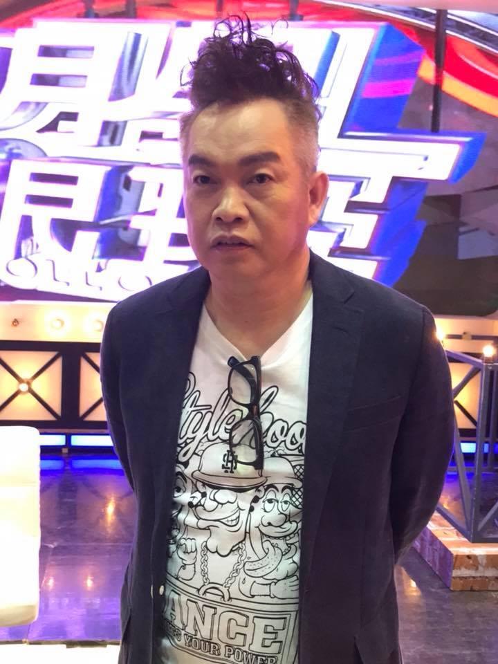 以搞笑、模仿聞名的康康，也曾發表多張專輯，月入破百萬。（翻攝自康康臉書）