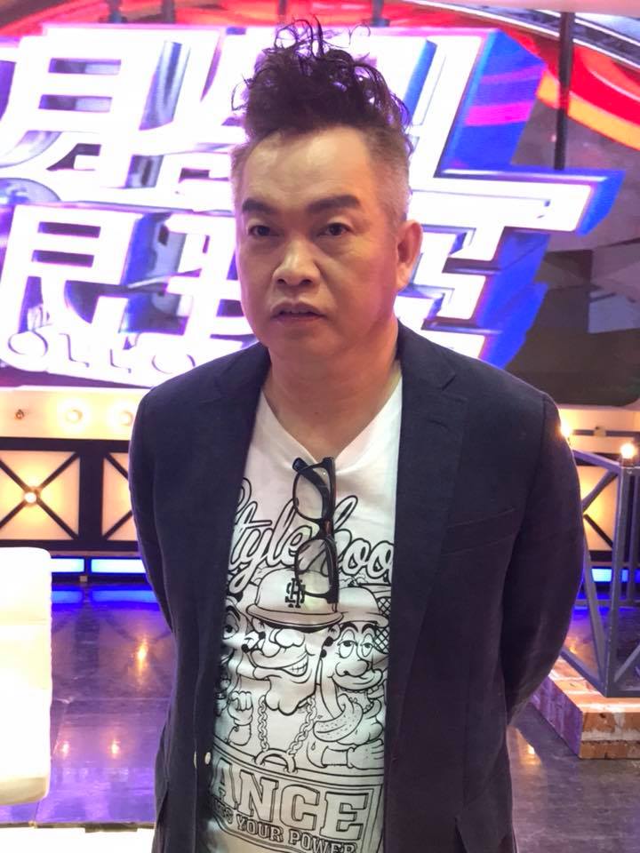 以搞笑、模仿聞名的康康,也曾發表多張專輯,月入破百萬。(翻攝自康康臉書)