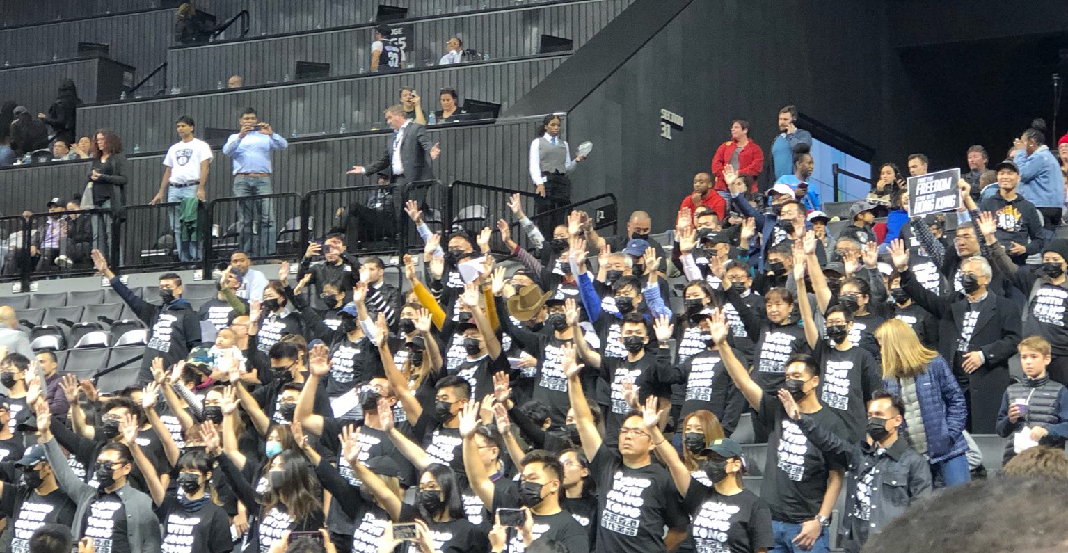 百餘名觀眾穿著挺港黑衣現身紐約布魯克林籃網隊賽事，聲援香港反送中示威。（翻攝自Yashar Ali推特）