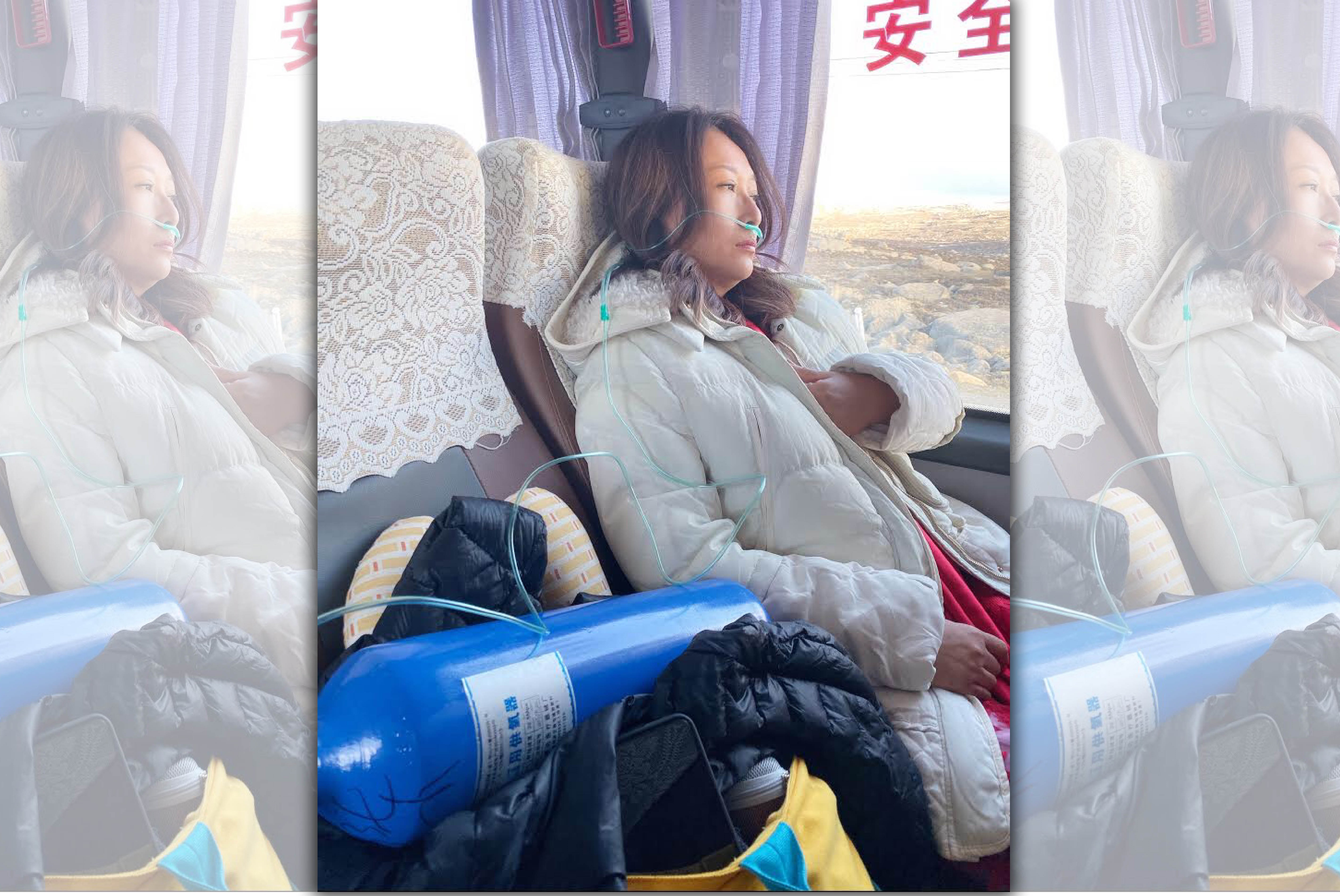  抵擋不住海拔4718公尺的高度，王瑞霞即便小心翼翼，還是高山症發作，只能用純氧插鼻管急救。（米樂士娛樂提供）