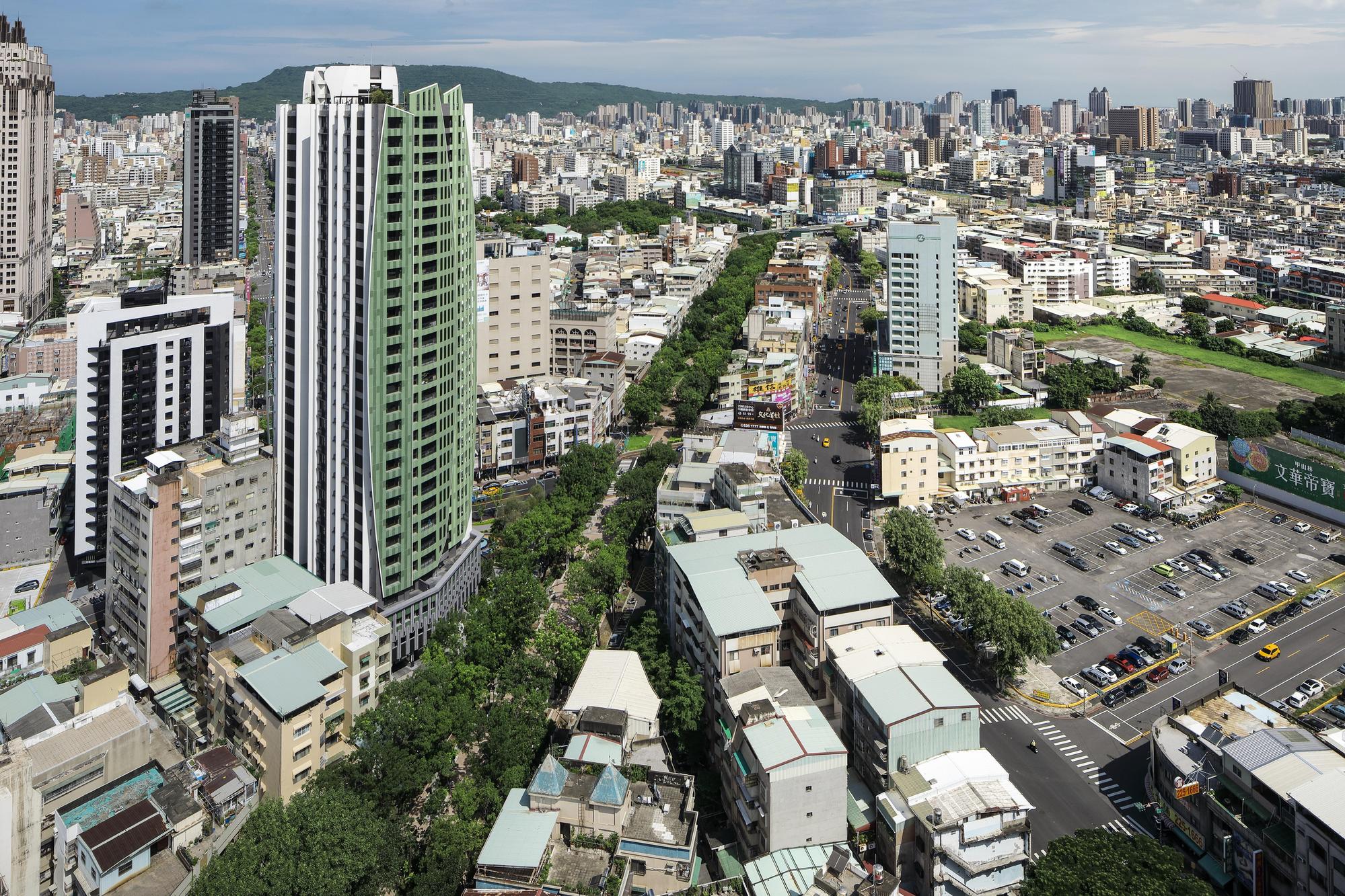 位在高雄市中心的第一個都更案「逸文苑」樓高29層,從整合到興建完工歷經11年,成為附近地標建築。(建商提供)