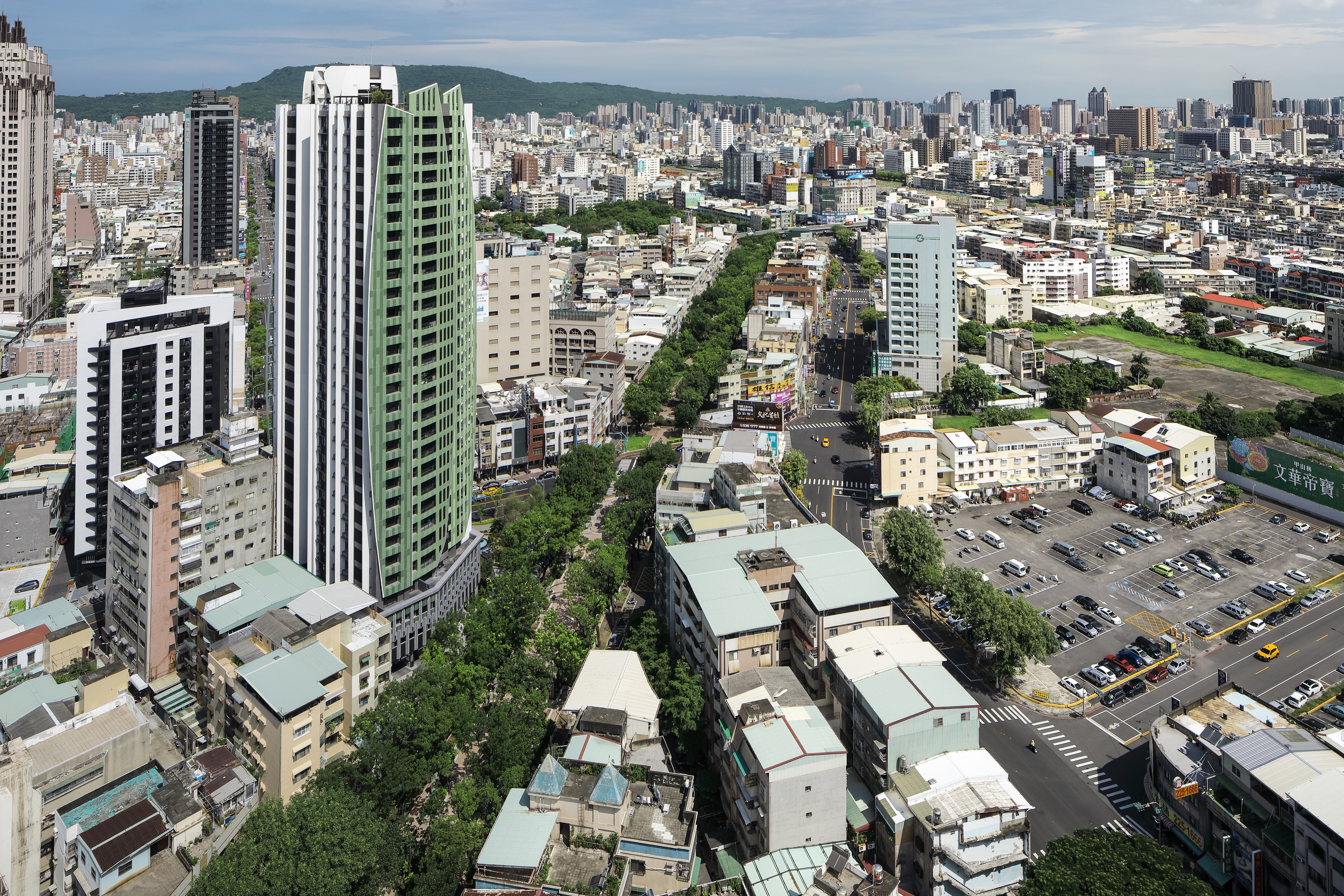 位在高雄市中心的第一個都更案「逸文苑」樓高29層，從整合到興建完工歷經11年，成為附近地標建築。（建商提供）