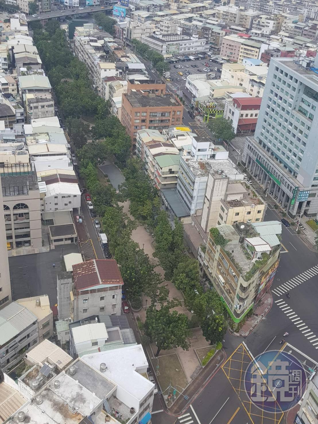 此案與三雅新公園、彩虹公園一路之隔,綿延的公園構成綠園道景觀,媲美台中七期綠園道。