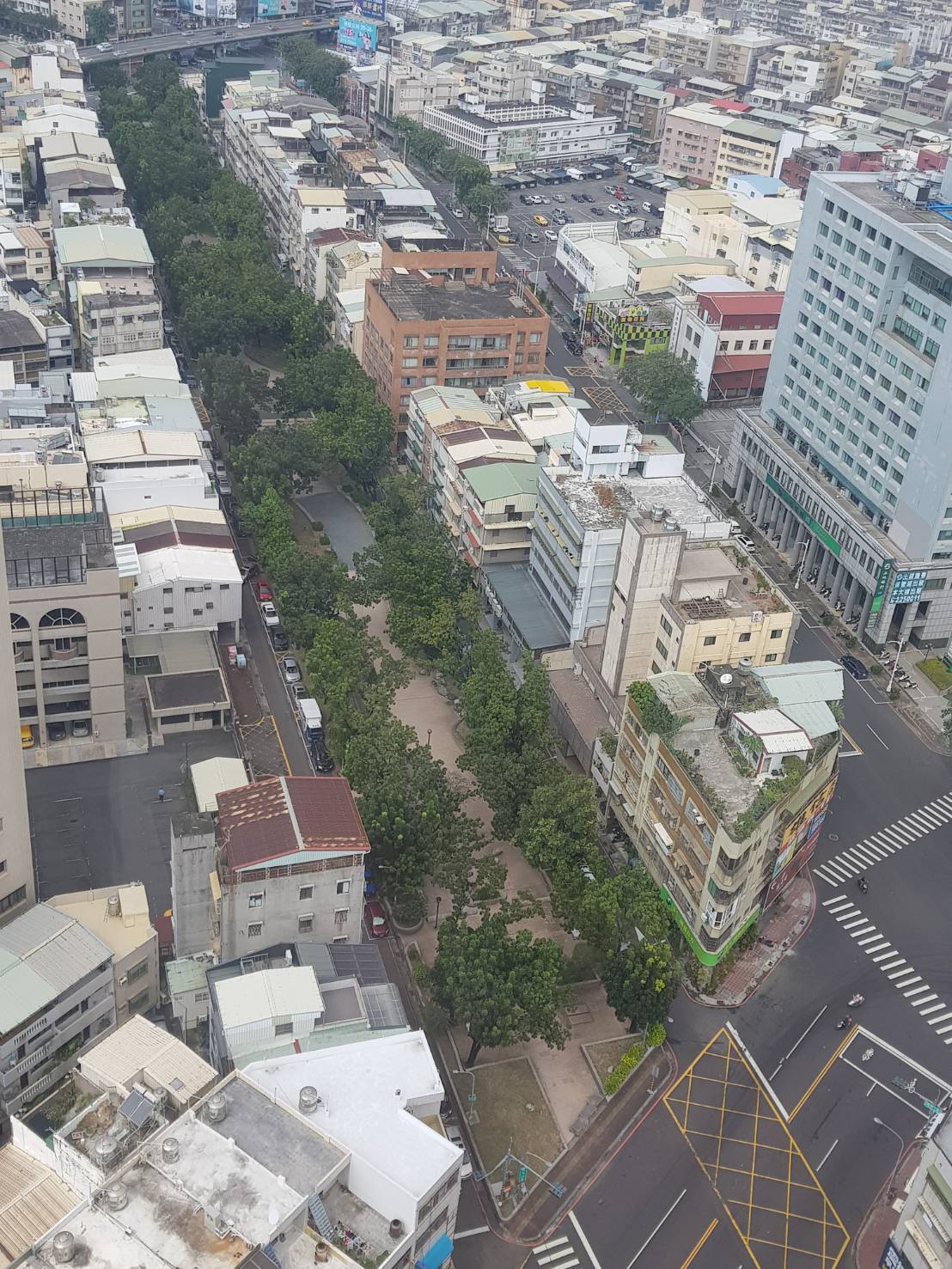 此案與三雅新公園、彩虹公園一路之隔，綿延的公園構成綠園道景觀，媲美台中七期綠園道。