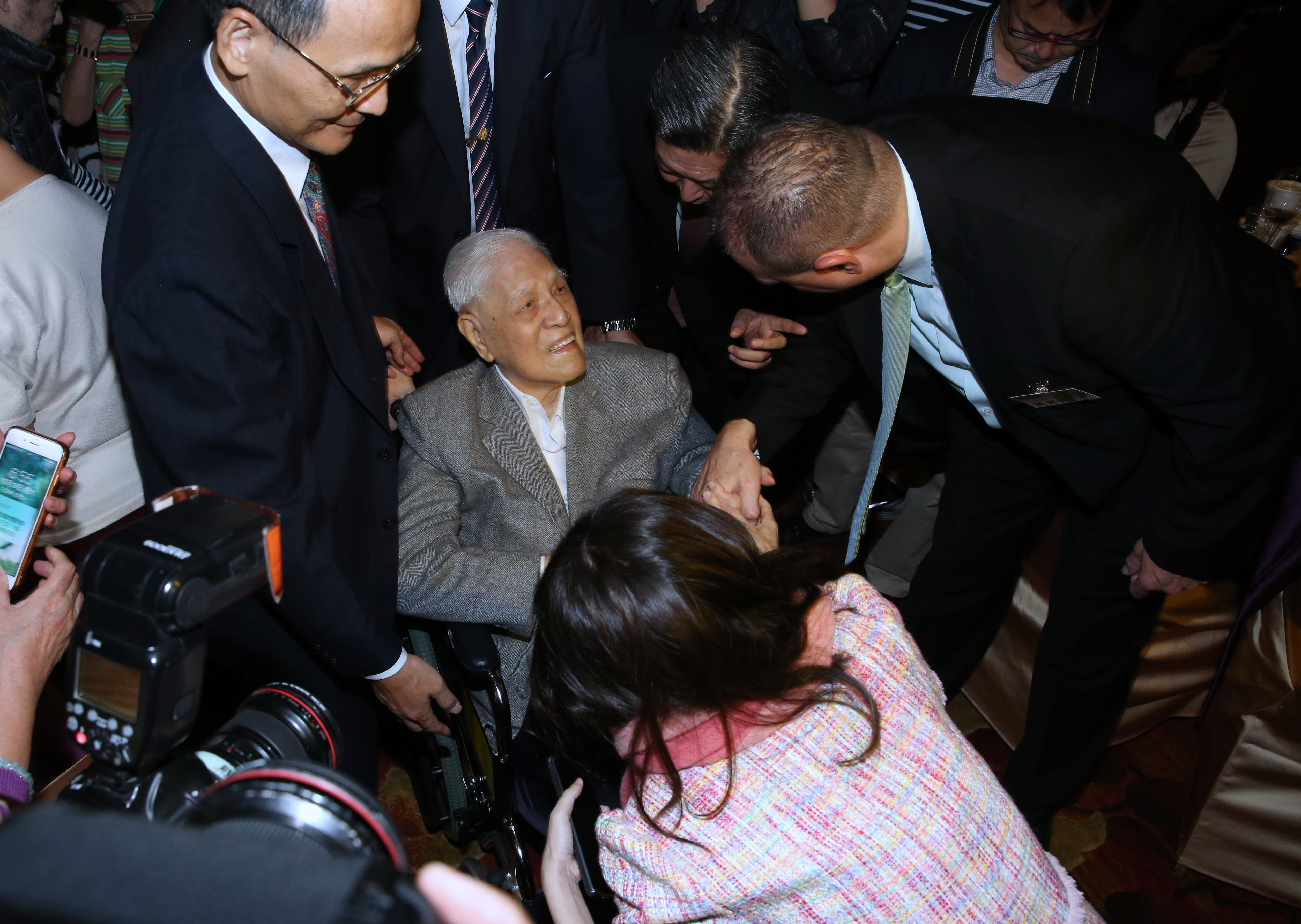 李登輝全程都坐在輪椅上，逐桌向賓客致意。