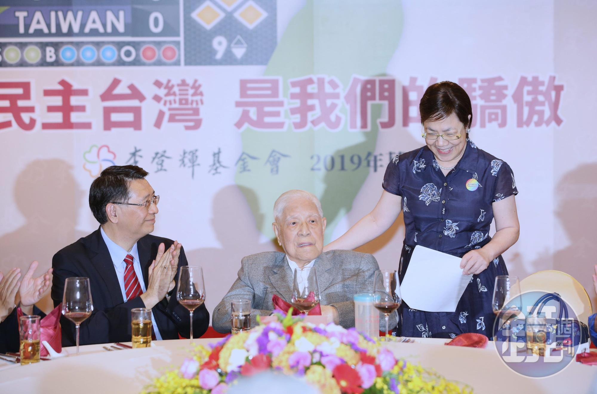 李登輝委請女兒李安妮（右）宣讀講稿。