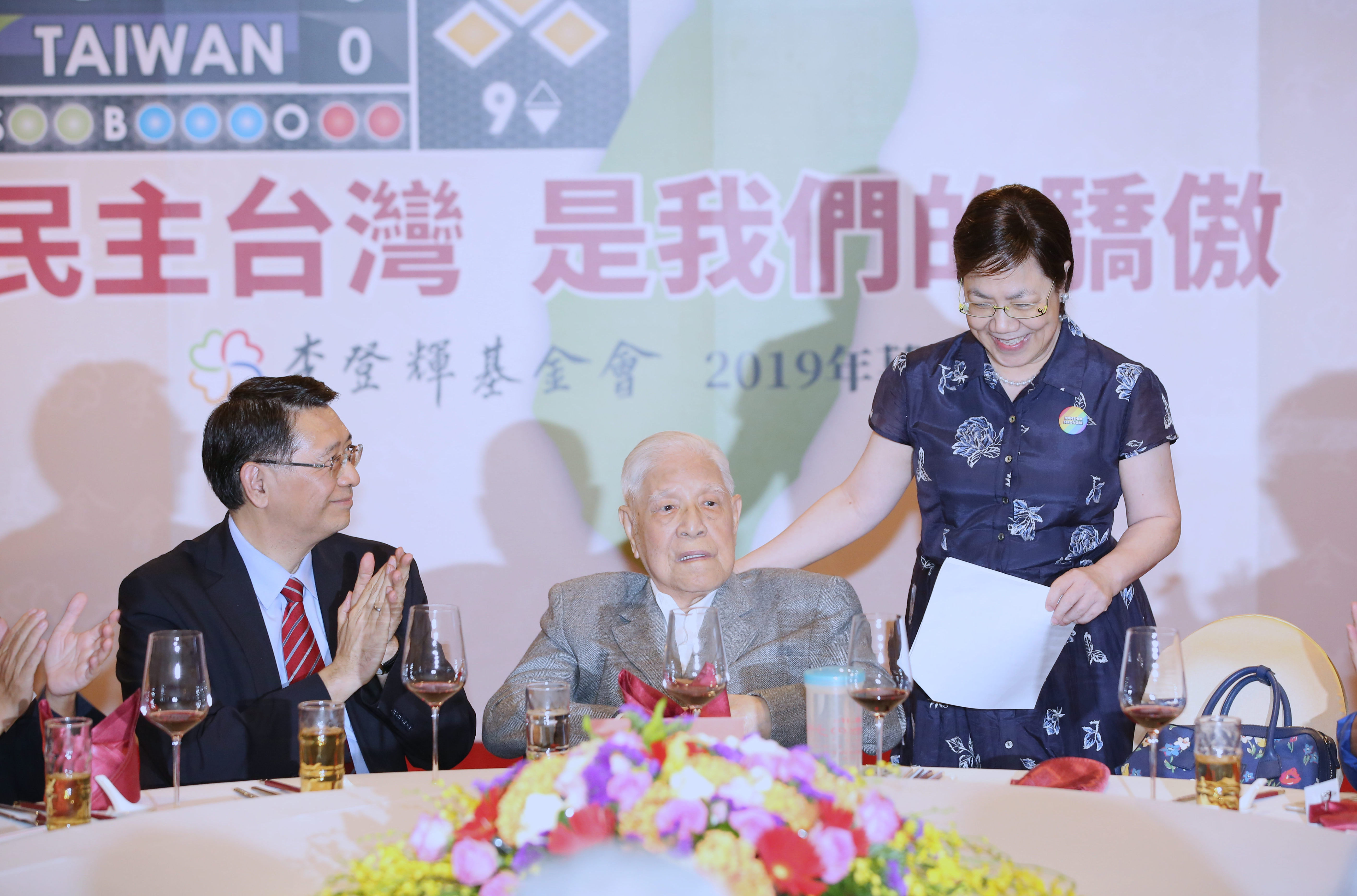 李登輝委請女兒李安妮（右）宣讀講稿。