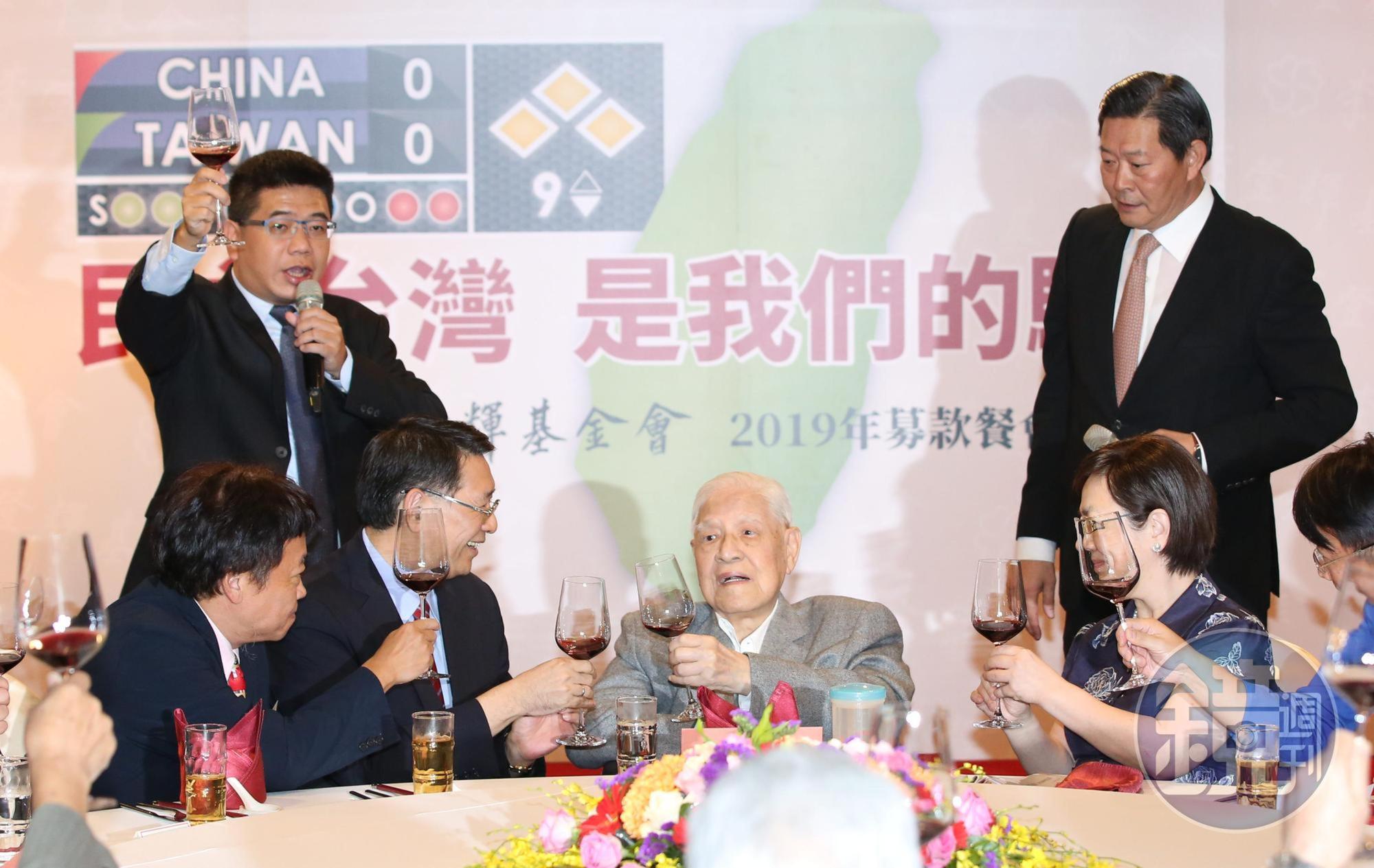 李登輝敬酒時高舉酒杯，精神還算不錯。