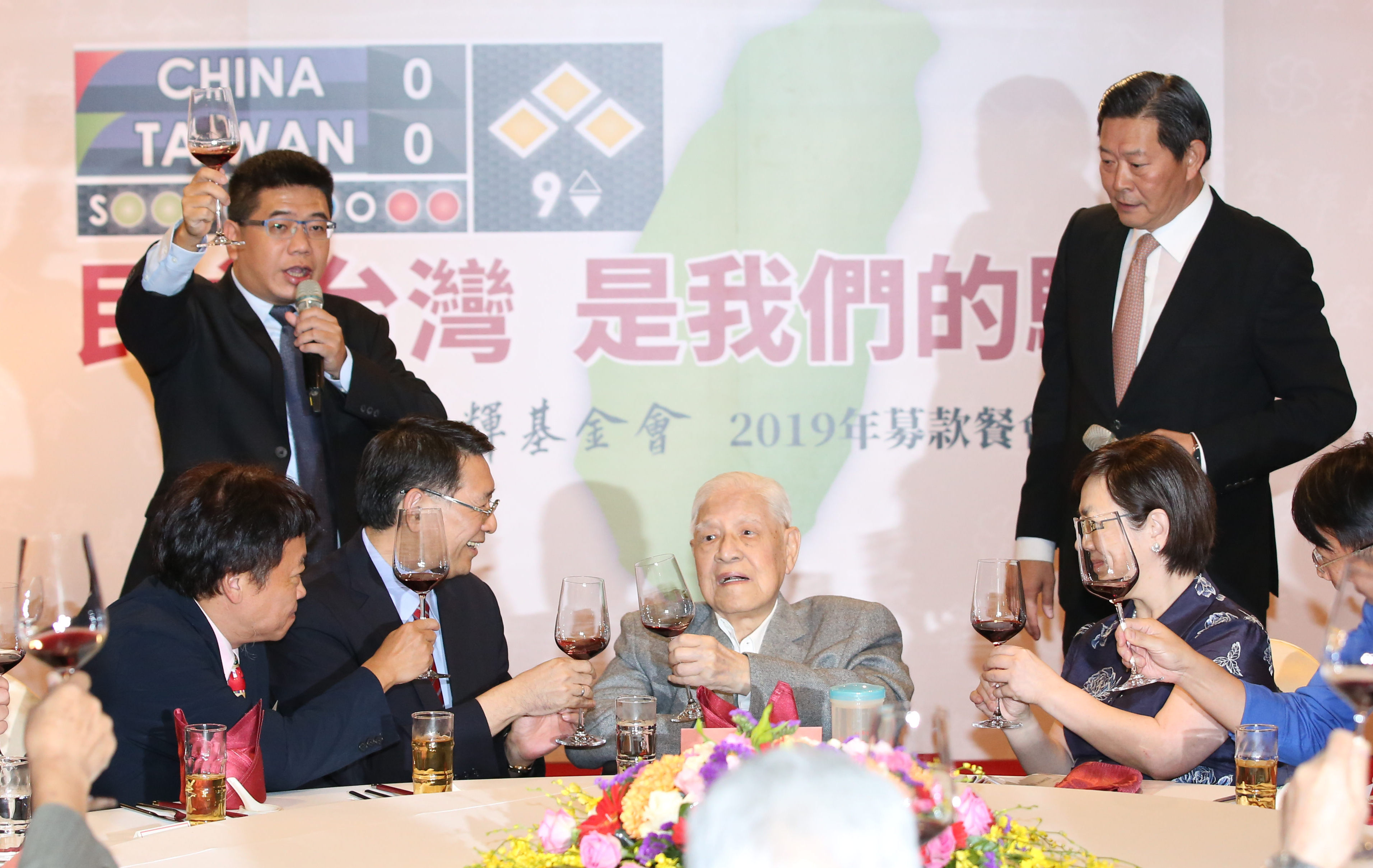 李登輝敬酒時高舉酒杯，精神還算不錯。