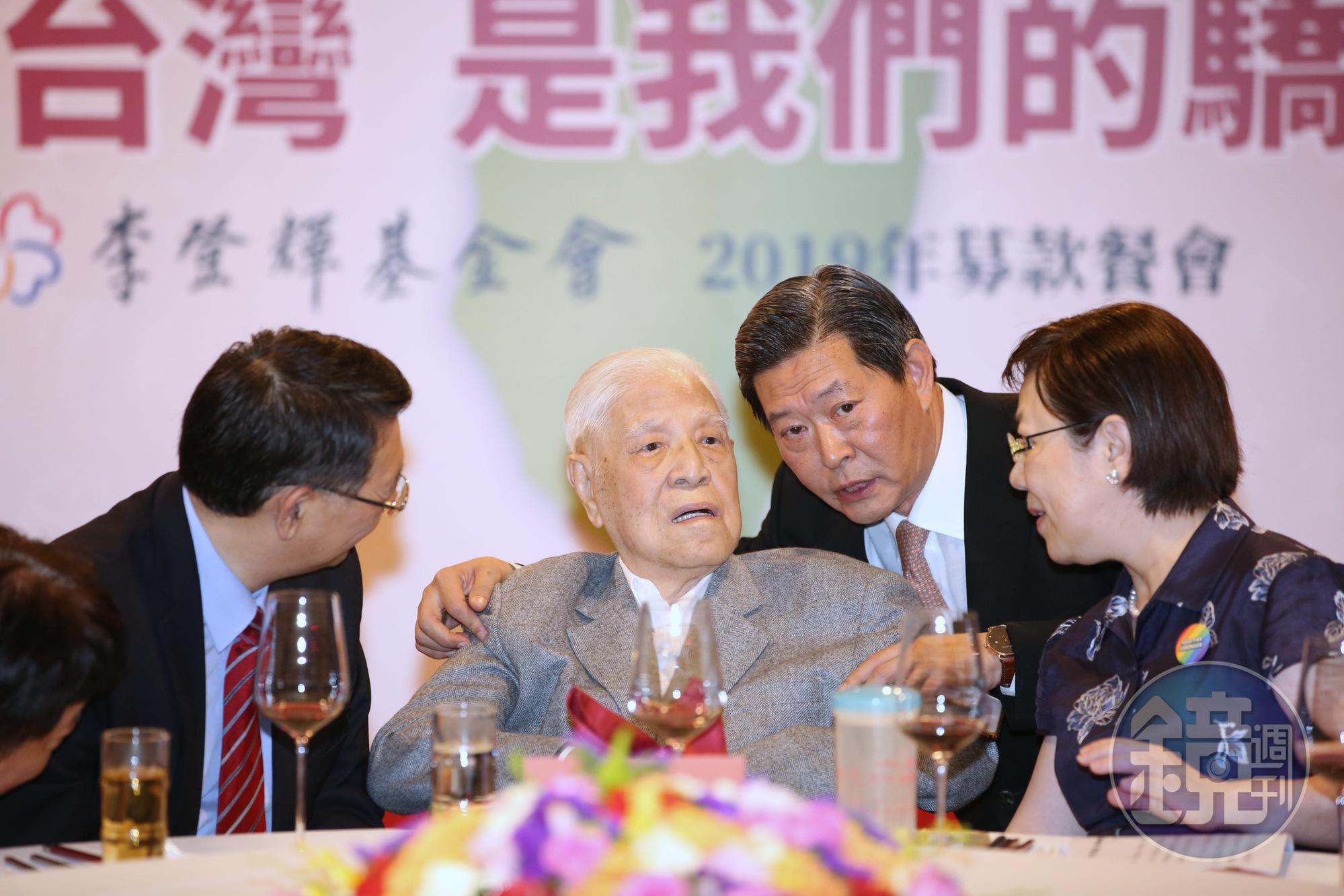 前總統李登輝今晚出席募款餐會，這是他去年6月訪問沖繩後首度公開現身。