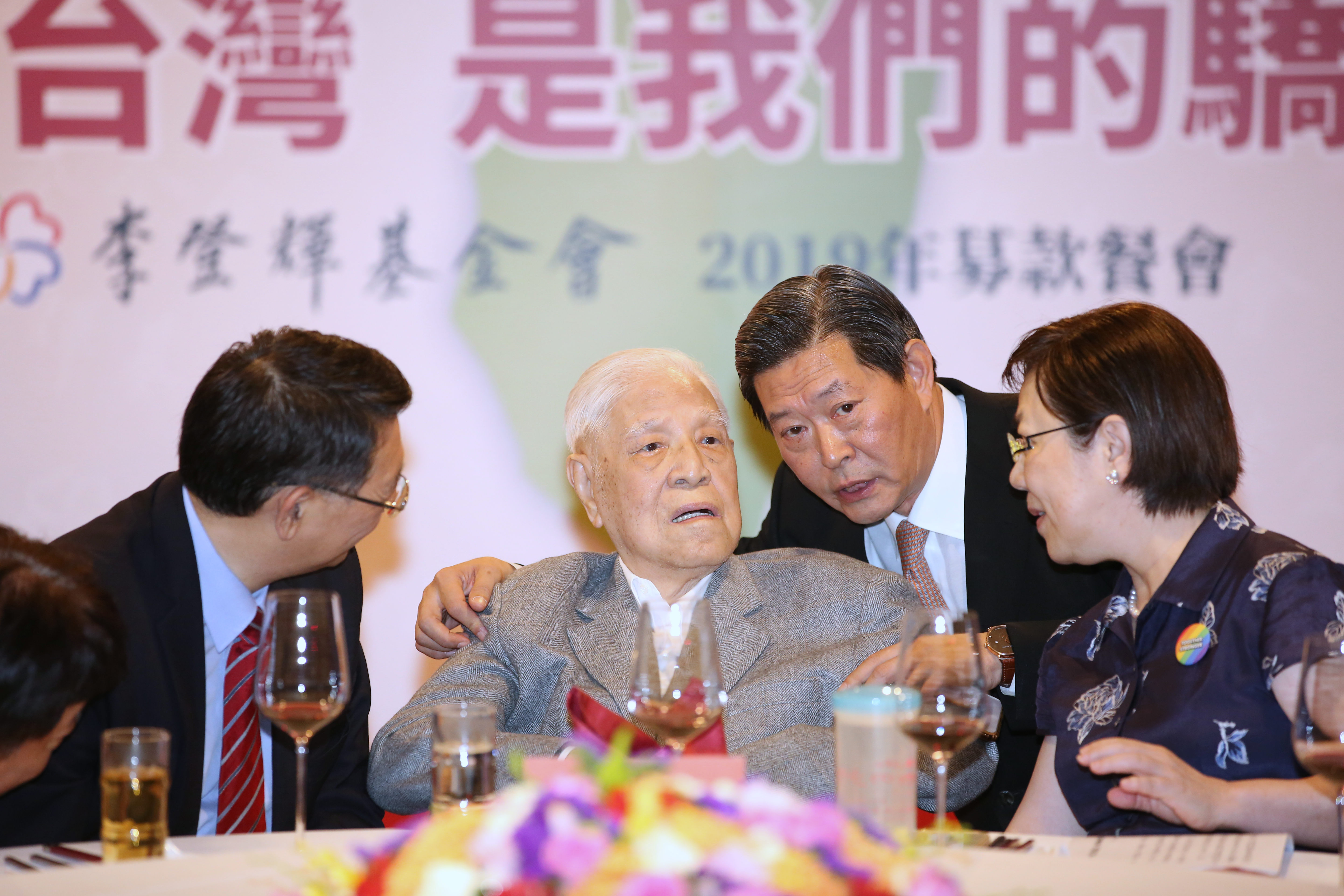 前總統李登輝今晚出席募款餐會，這是他去年6月訪問沖繩後首度公開現身。