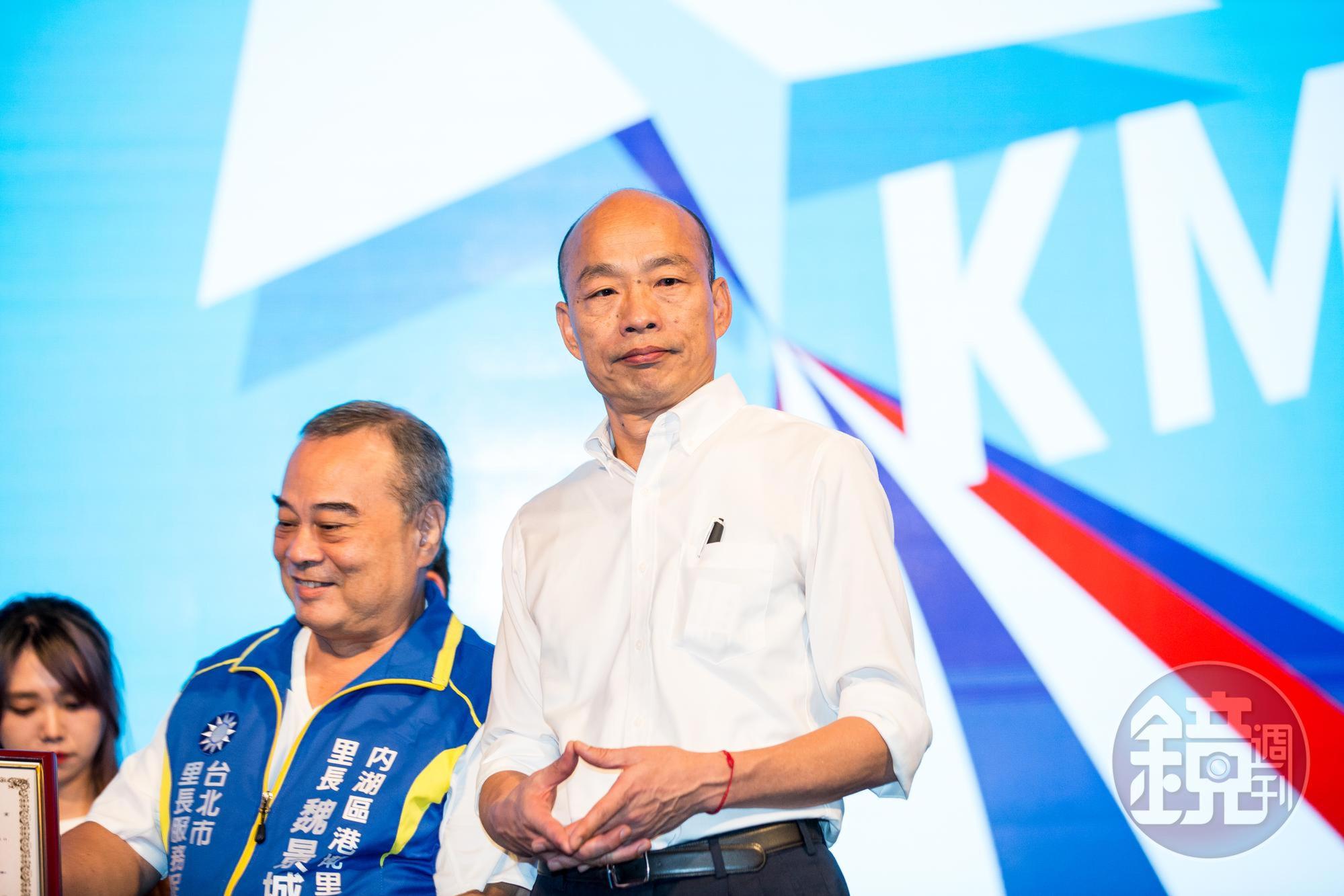 國民黨總統候選人韓國瑜,今(19)日晚間前往台南進行造勢晚會,就在晚會結束準備搭車離開時,突然遭不明人士丟雞蛋。圖為本刊資料照。