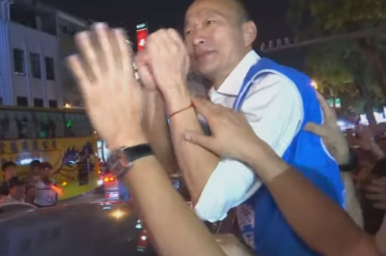 韓國瑜結束台南造勢大會離去前，遭民眾朝他丟雞蛋，但他未被砸中。（翻攝畫面）