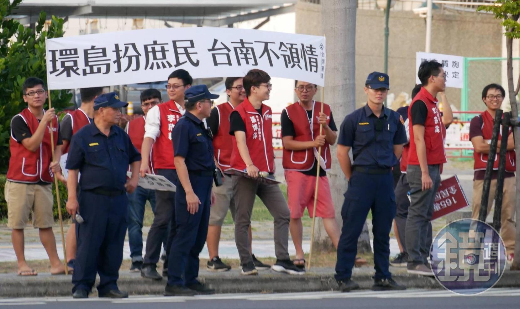 國民黨總統參選人韓國瑜,傾聽之旅來到深綠票倉台南,有民眾舉牌嗆聲。