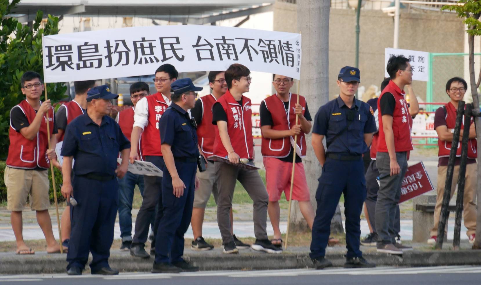 國民黨總統參選人韓國瑜，傾聽之旅來到深綠票倉台南，有民眾舉牌嗆聲。