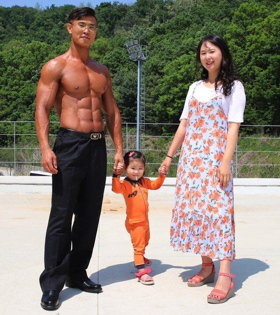 金姓消防員為拍攝年曆減重23公斤,太太與女兒也陪他一起運動。(網路圖片)