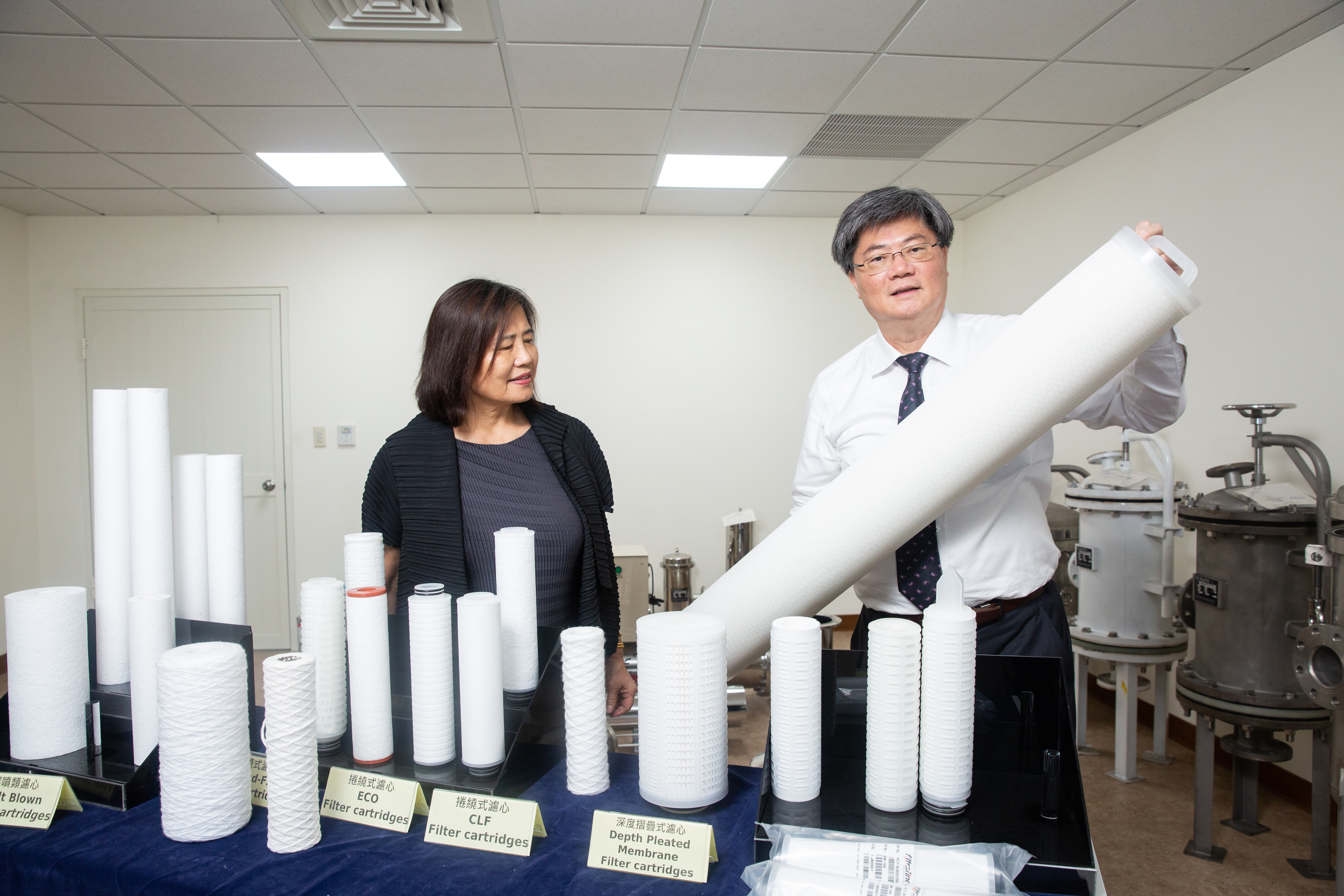 何兆全（右）與吳玲美（左）既是夫妻又是事業夥伴，攜手將旭然打造成全台最大工業用液體過濾設備與耗材製造商。