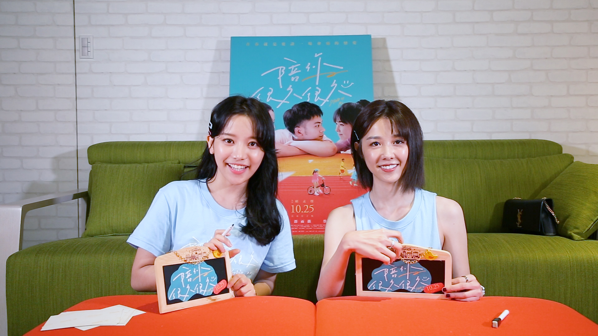 邵雨薇（右）與蔡瑞雪因為《陪你很久很久》成為好姐妹。（威視電影提供）