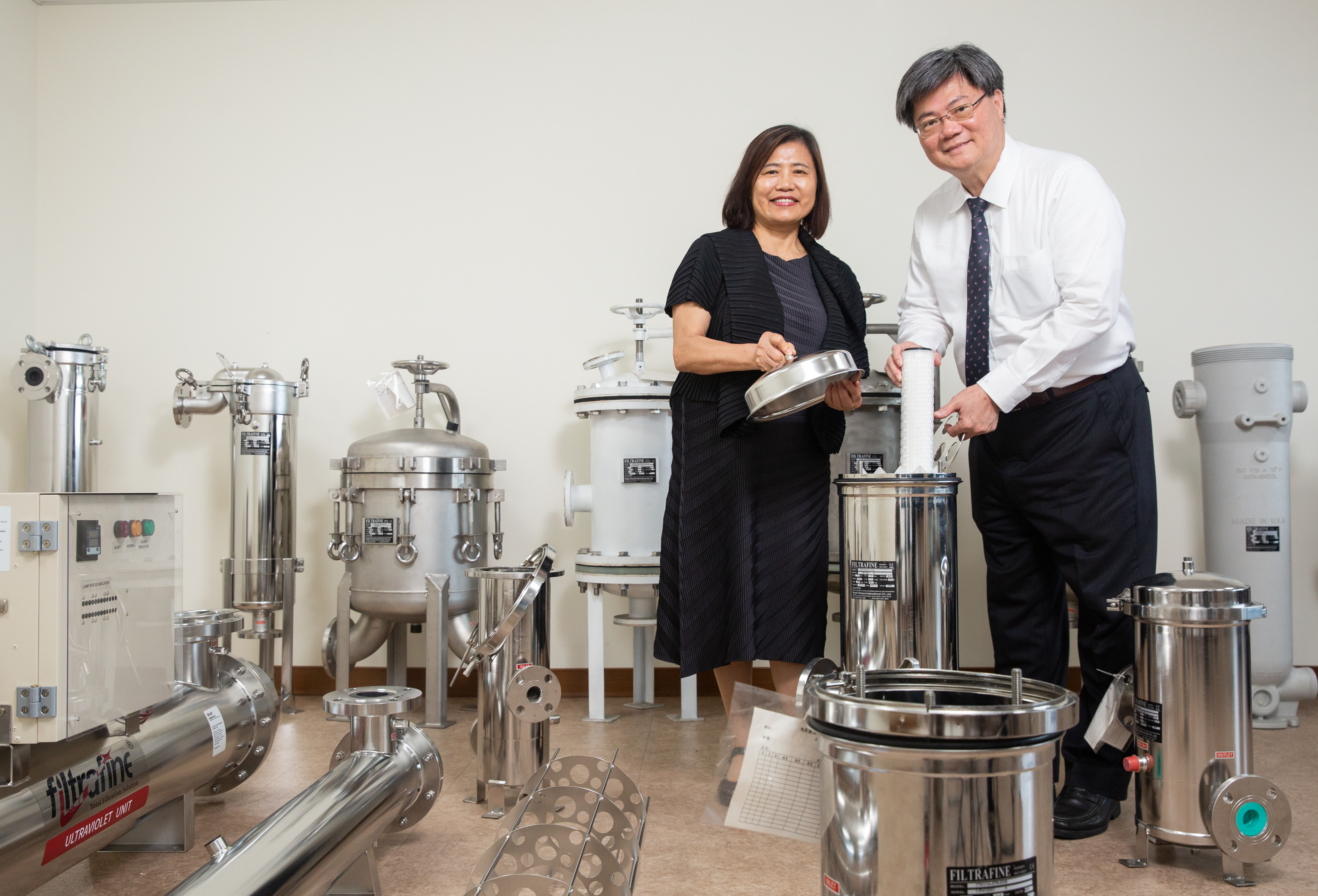 何兆全（右）與吳玲美（左）既是夫妻又是事業夥伴，攜手將旭然打造成全台最大工業用液體過濾設備與耗材製造商。