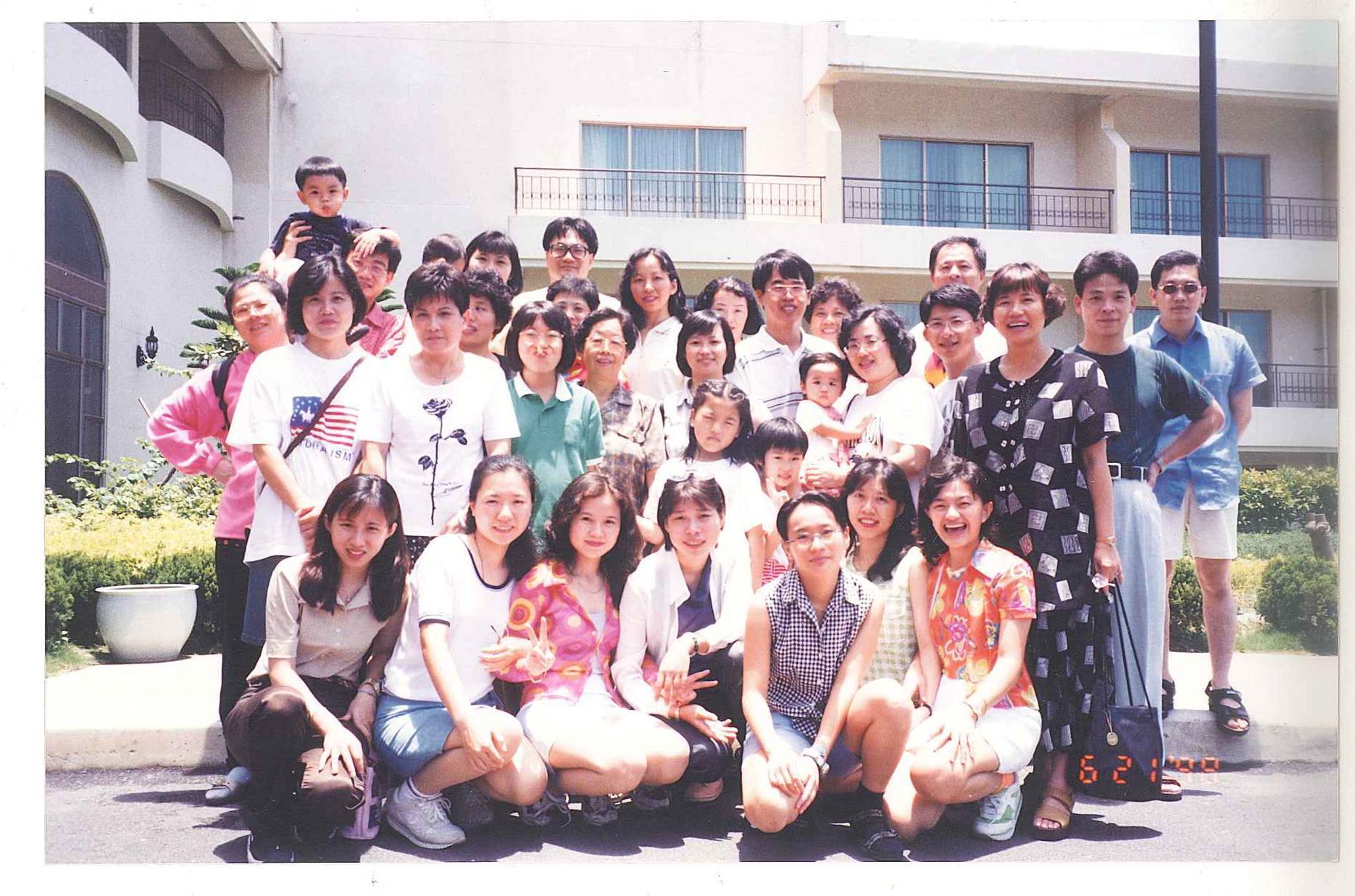 早期公司員工國外旅遊,甚至是何兆全一手規劃。(旭然提供)