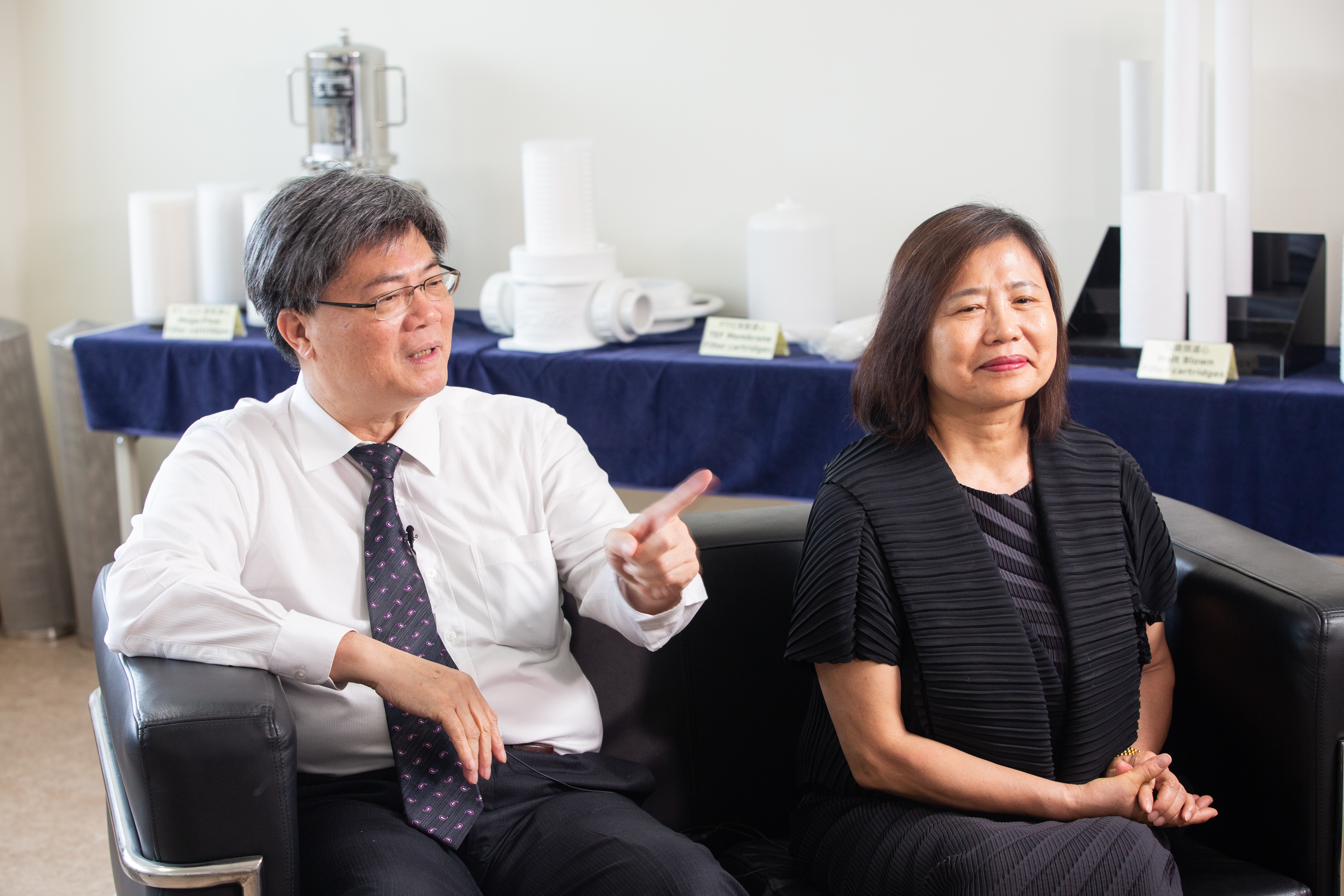 比喻太太吳玲美（右）是能穩定軍心的定海神針，何兆全（左）的浪漫不言情說愛。