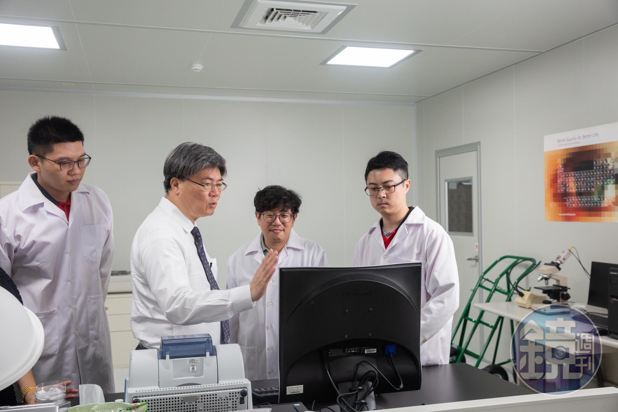 讀化工出身的何兆全(左2)很要求技術,濾殼與濾心同時製作,服務更完整。