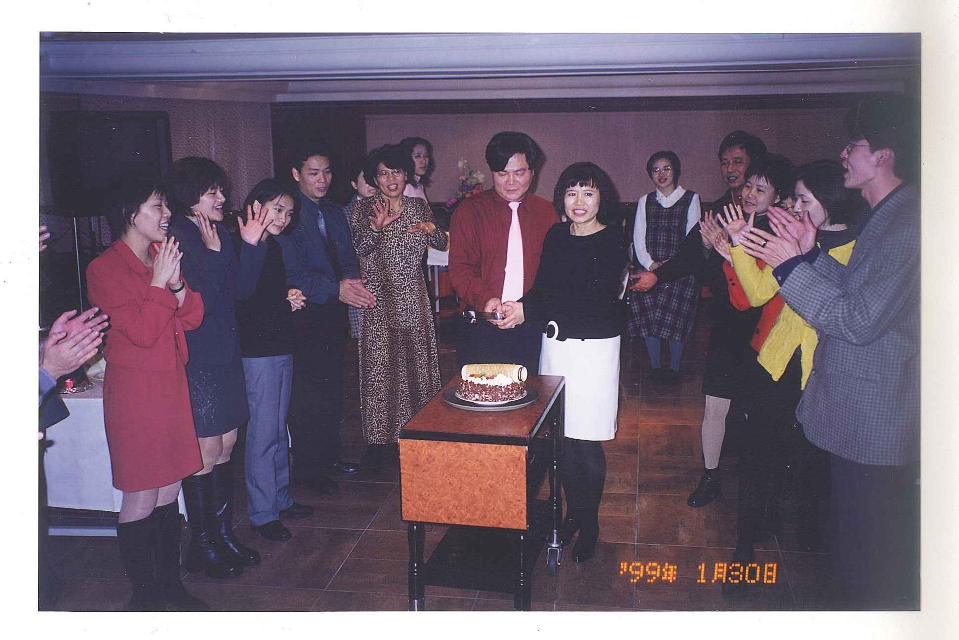 吳玲美(中間白裙者)與真命天子何兆全(中間紅襯衫者)自由戀愛後,白手起家創立旭然國際。(旭然提供)