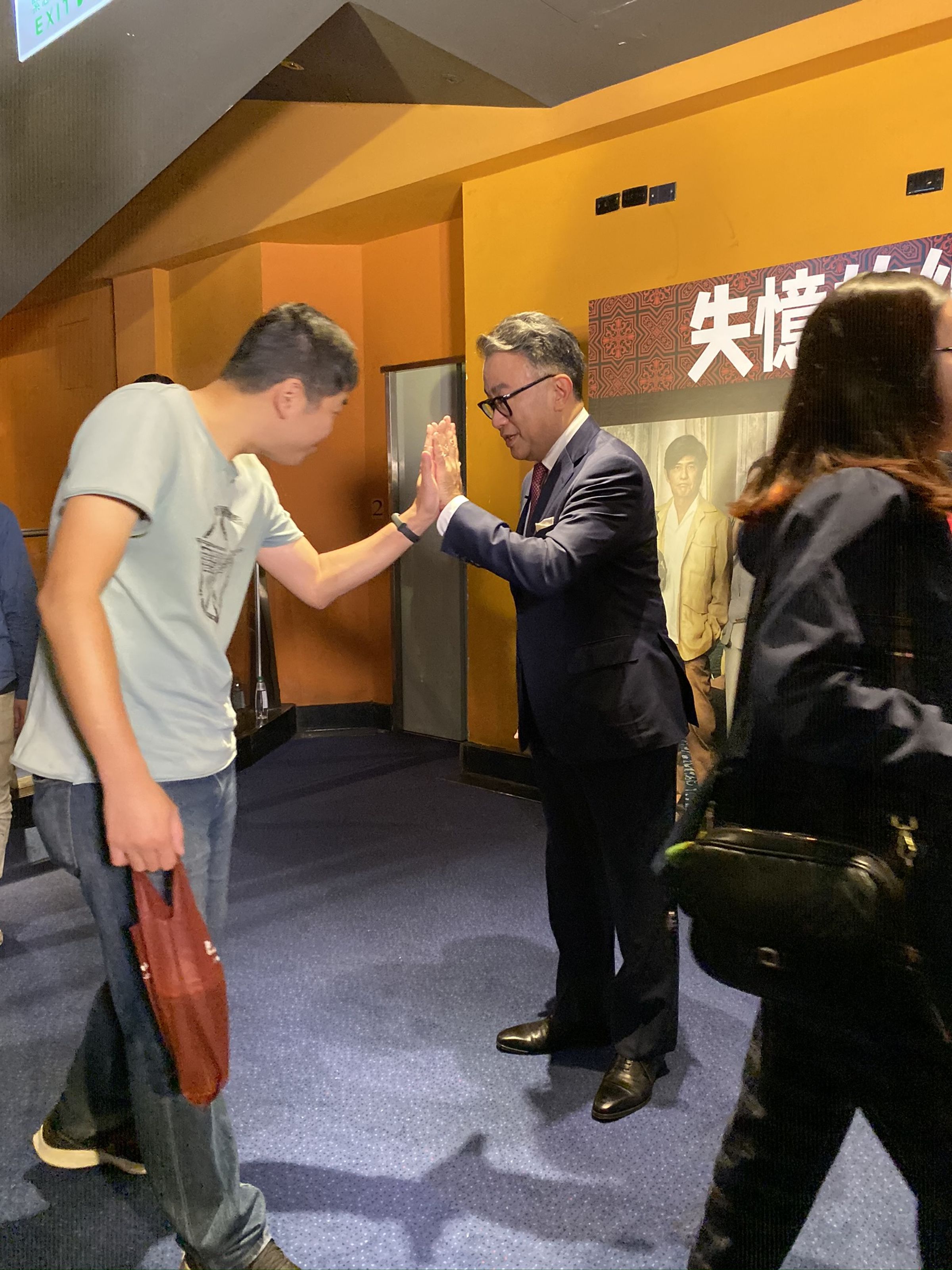 三谷幸喜導演與幸運影迷擊掌。（傳影互動提供）
