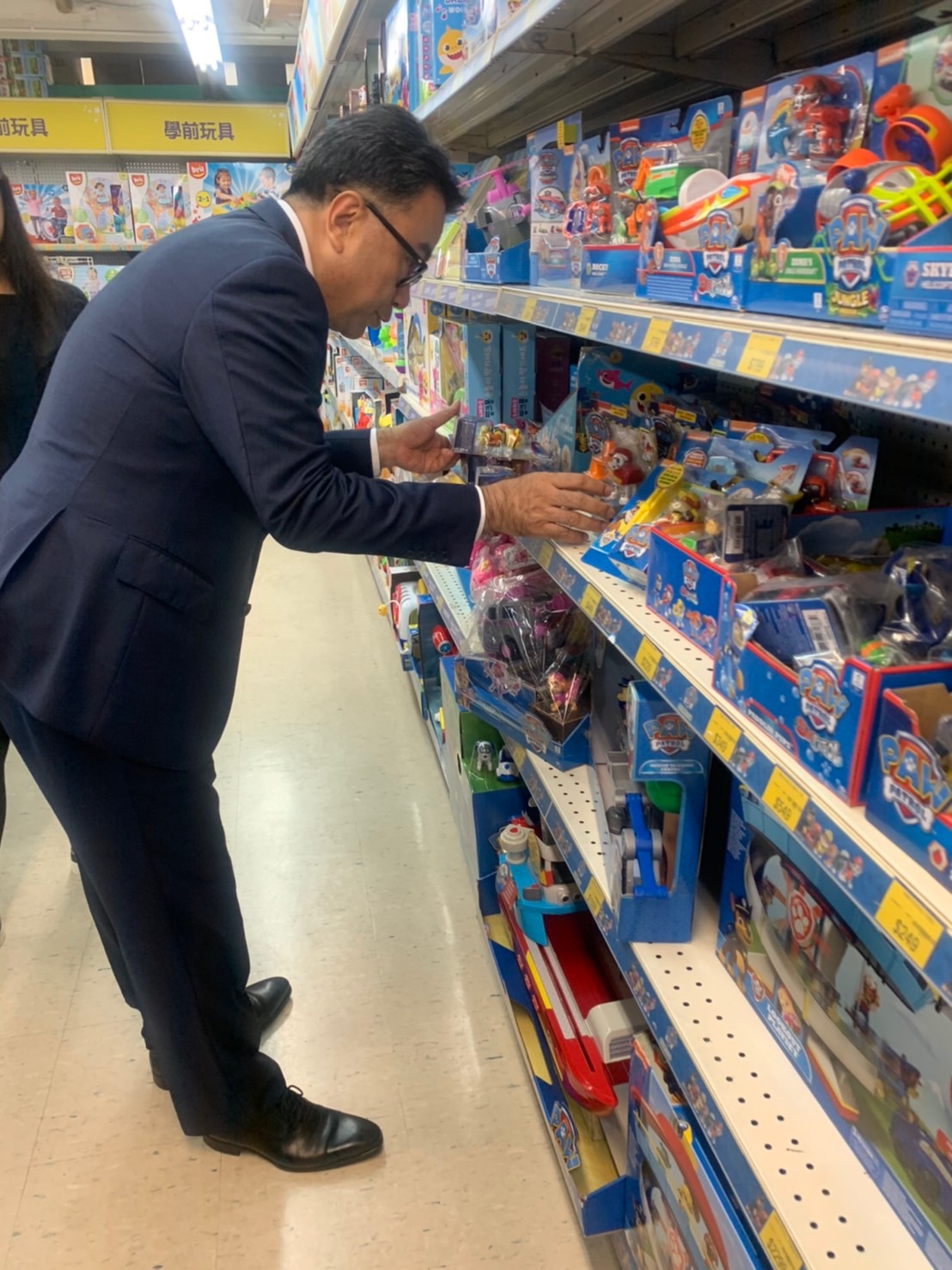 三谷幸喜導演不忘逛街買玩具給兒子當伴手禮。（傳影互動提供）