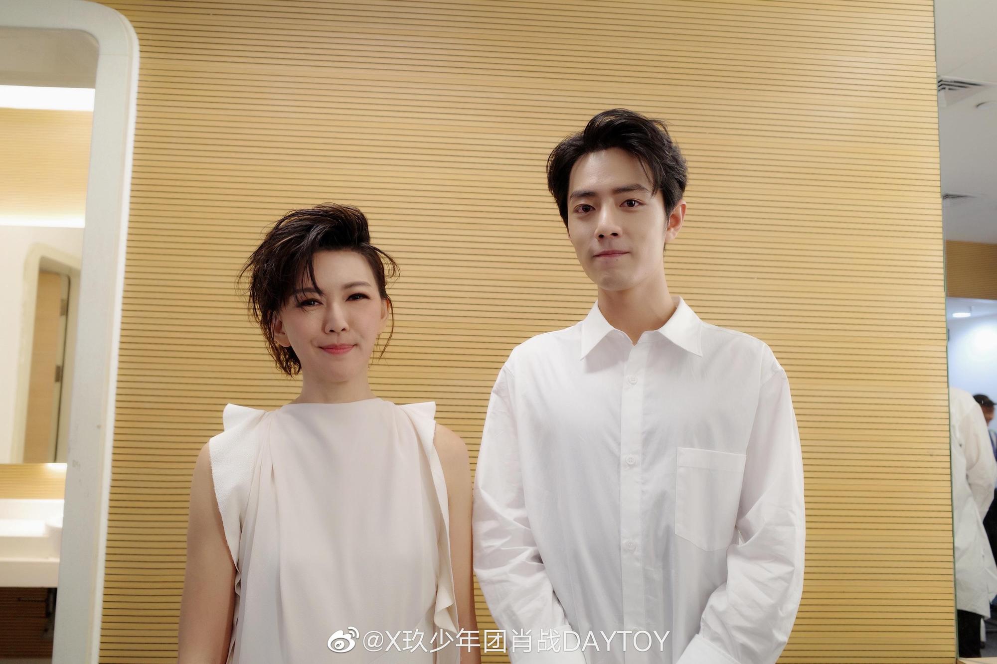 中國鮮肉男星肖戰如願與他喜愛的孫燕姿合照，粉絲看他緊張的樣子笑說：「看到明星追星也是這種表情，我也就安心了。」（翻攝自肖戰微博）