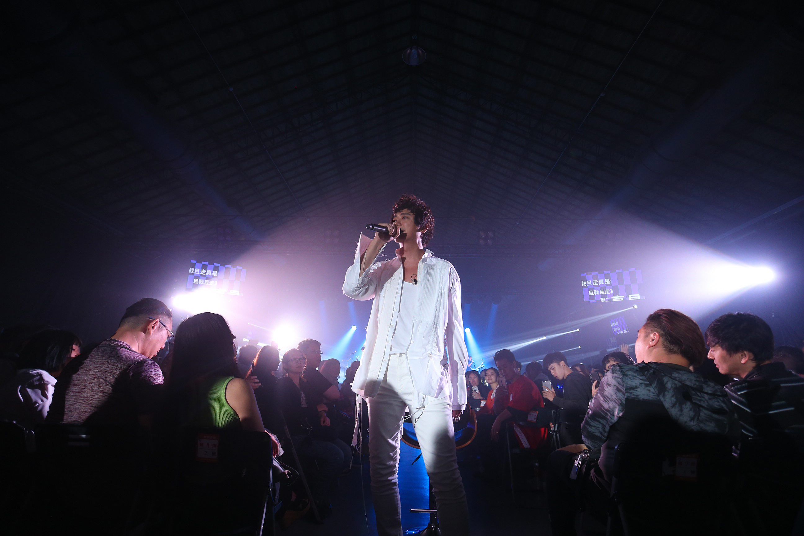 信新歌演唱會走溫馨路線，所有硬體，包含現場音響、燈光全是頂級設備，以致於票房不敷整體演出成本，一開唱，就倒賠200萬。（何樂音樂提供）