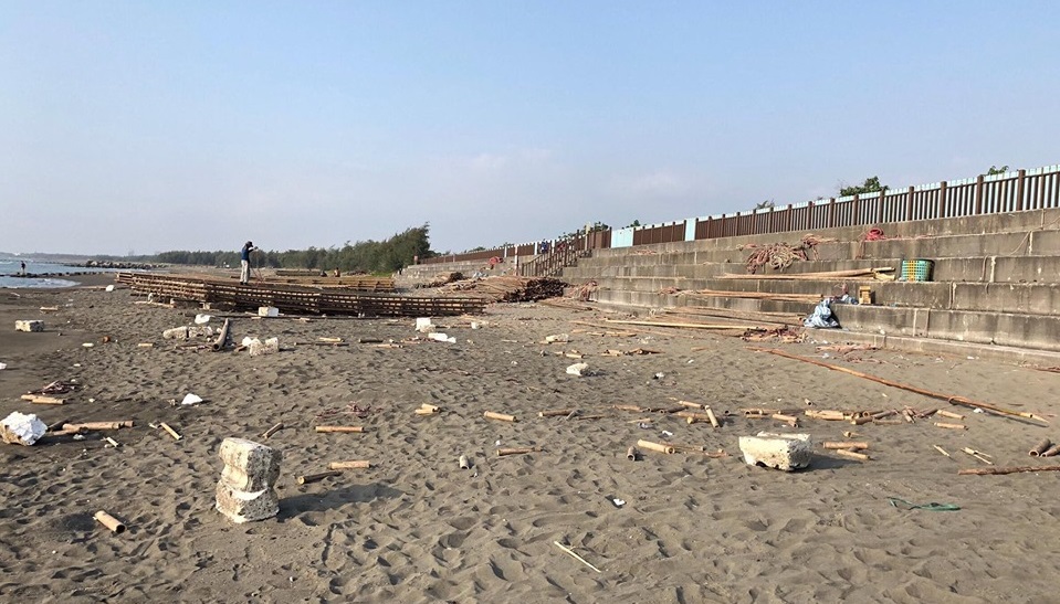 國民黨台南市黨部主委謝龍介昨（19日）在臉書po出黃金海岸髒亂照片，呼籲韓粉和韓國瑜一起來淨灘。（翻攝自謝龍介臉書）