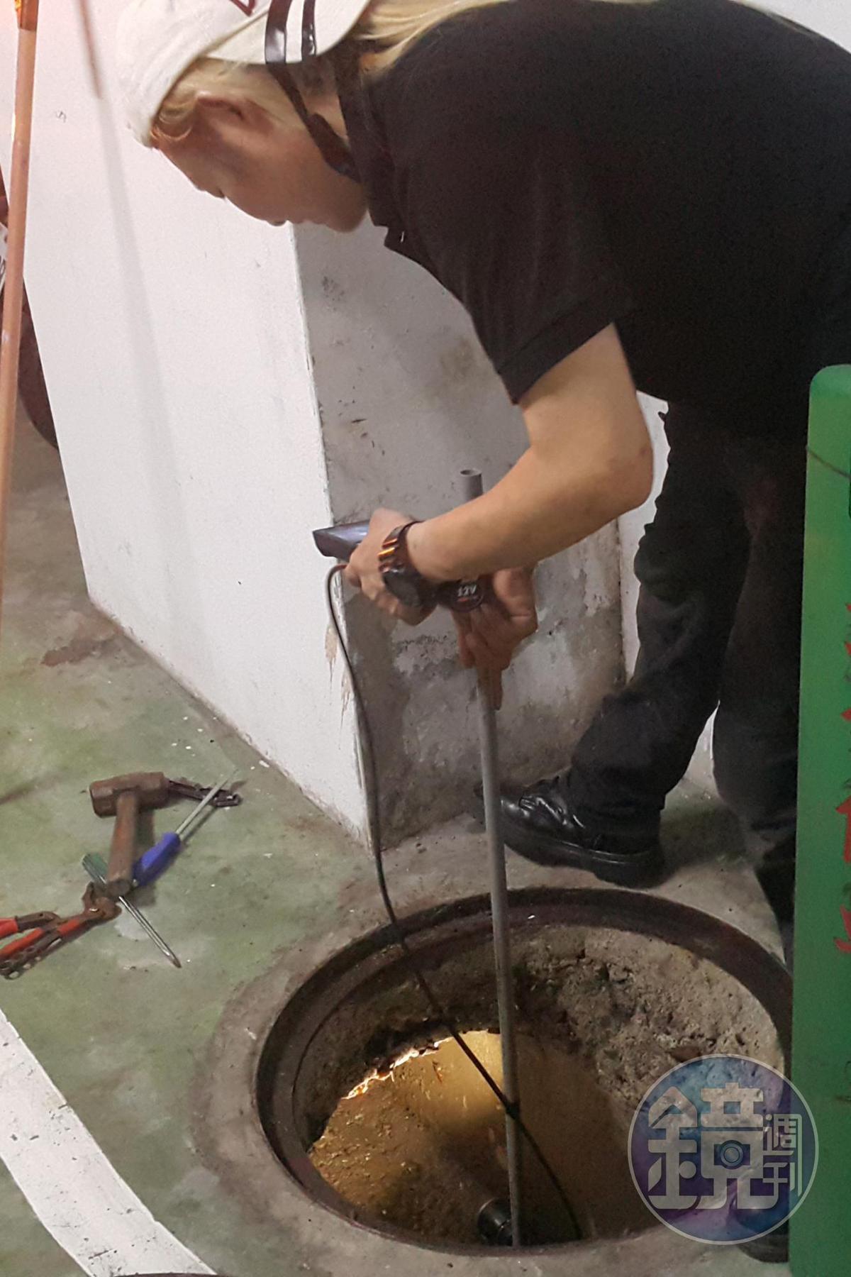 救援前夏冠群先用自製的內視鏡組合確認貓咪位置，再進行救援。