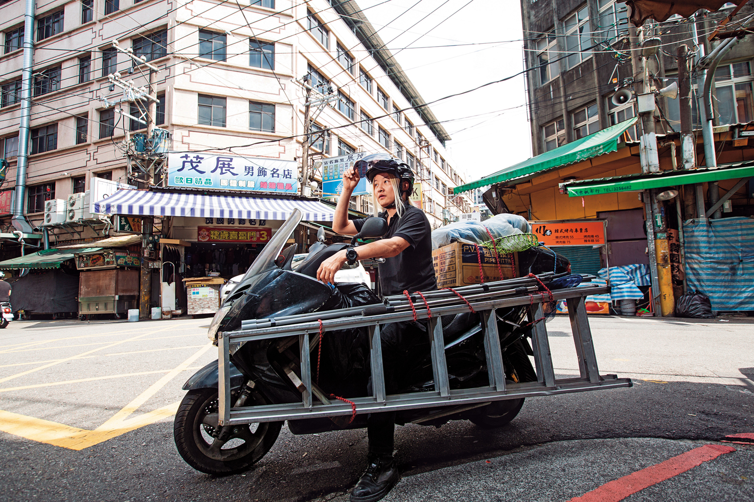 「貓大俠」夏冠群是一名水電工,平時騎車移動,機車不只備著梯子等工具,還有救貓用的網子、內視鏡等器材。