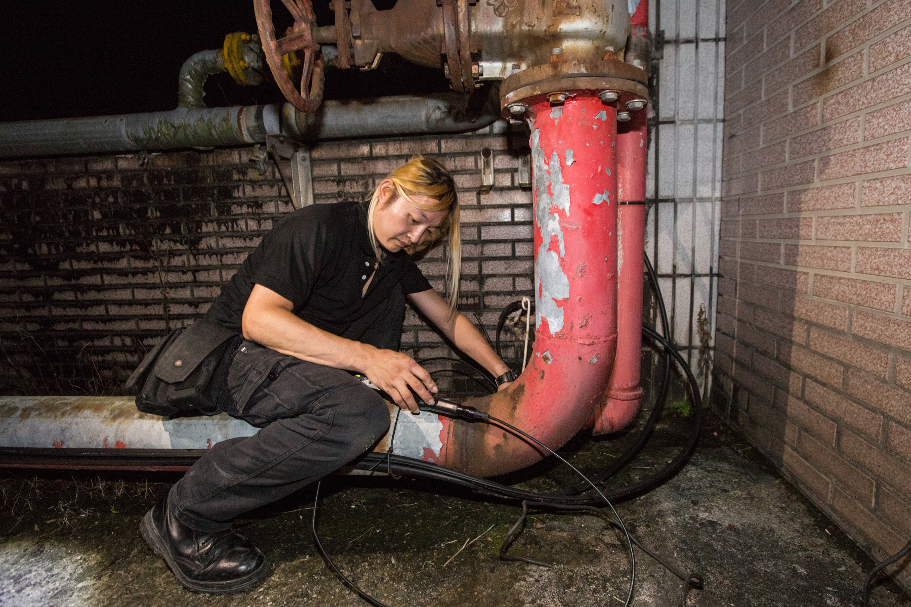 夏冠群收到求救訊息，一隻貓受困在13樓頂的水管中，他拿著自製內視鏡組合探進管道，要確認貓咪位置。