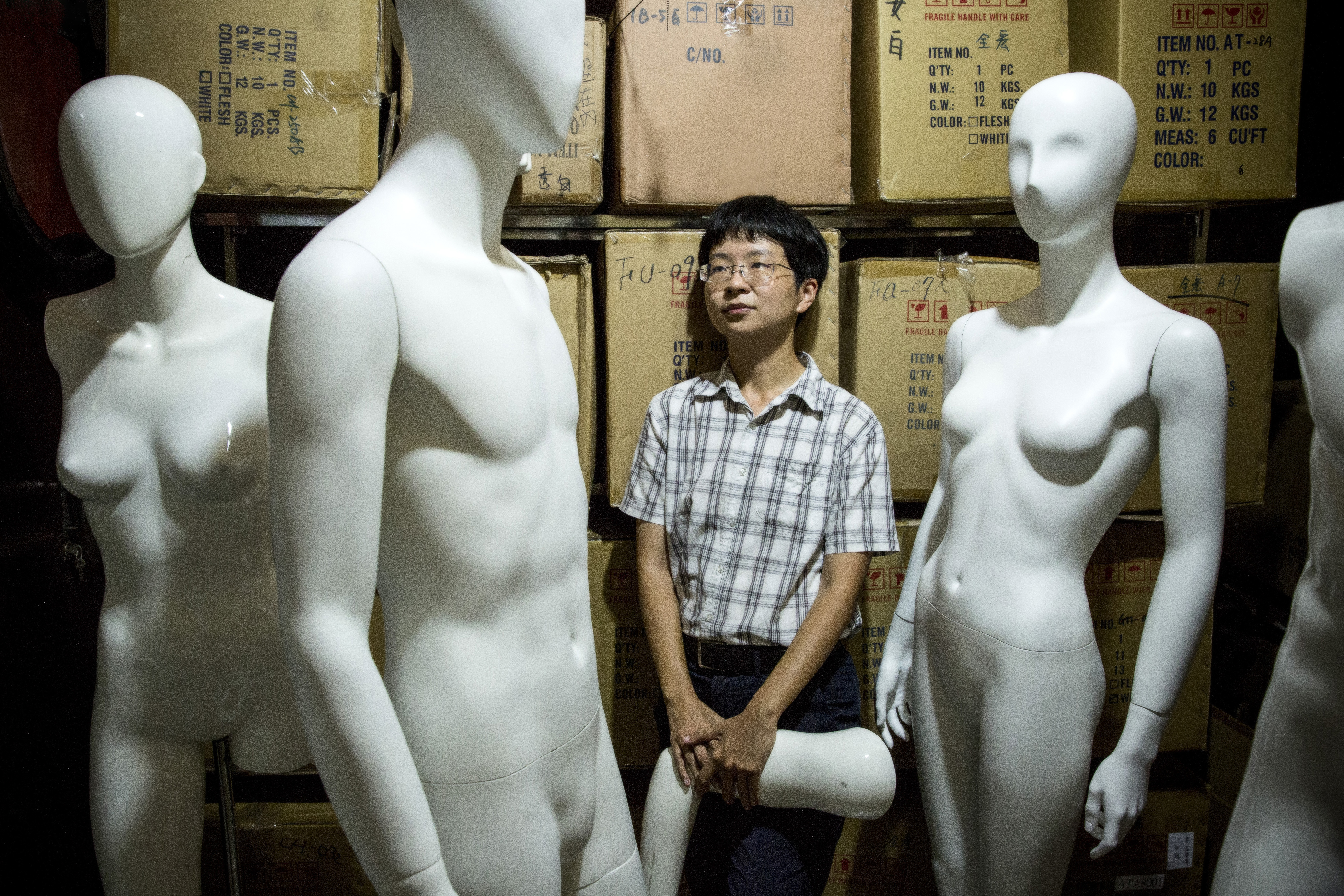 謝海盟從小自我認同就是男性，因此對自己的女身充滿恨意，和其搏鬥多年。