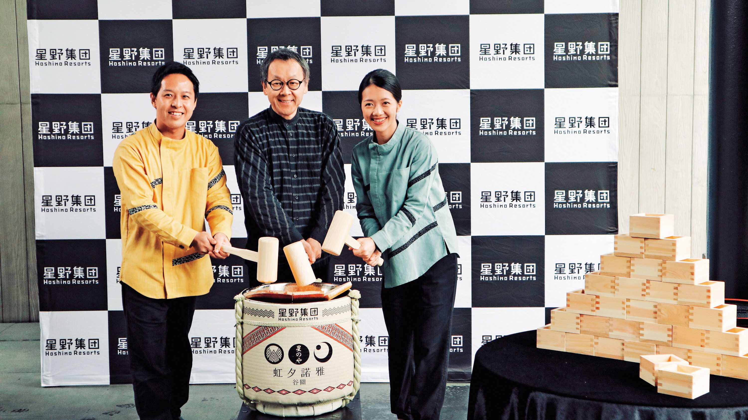 日本星野集團代表星野佳路(中)在虹夕諾雅谷關內覽會當天,也出席祈福典禮鏡開儀式。(星野集團提供)