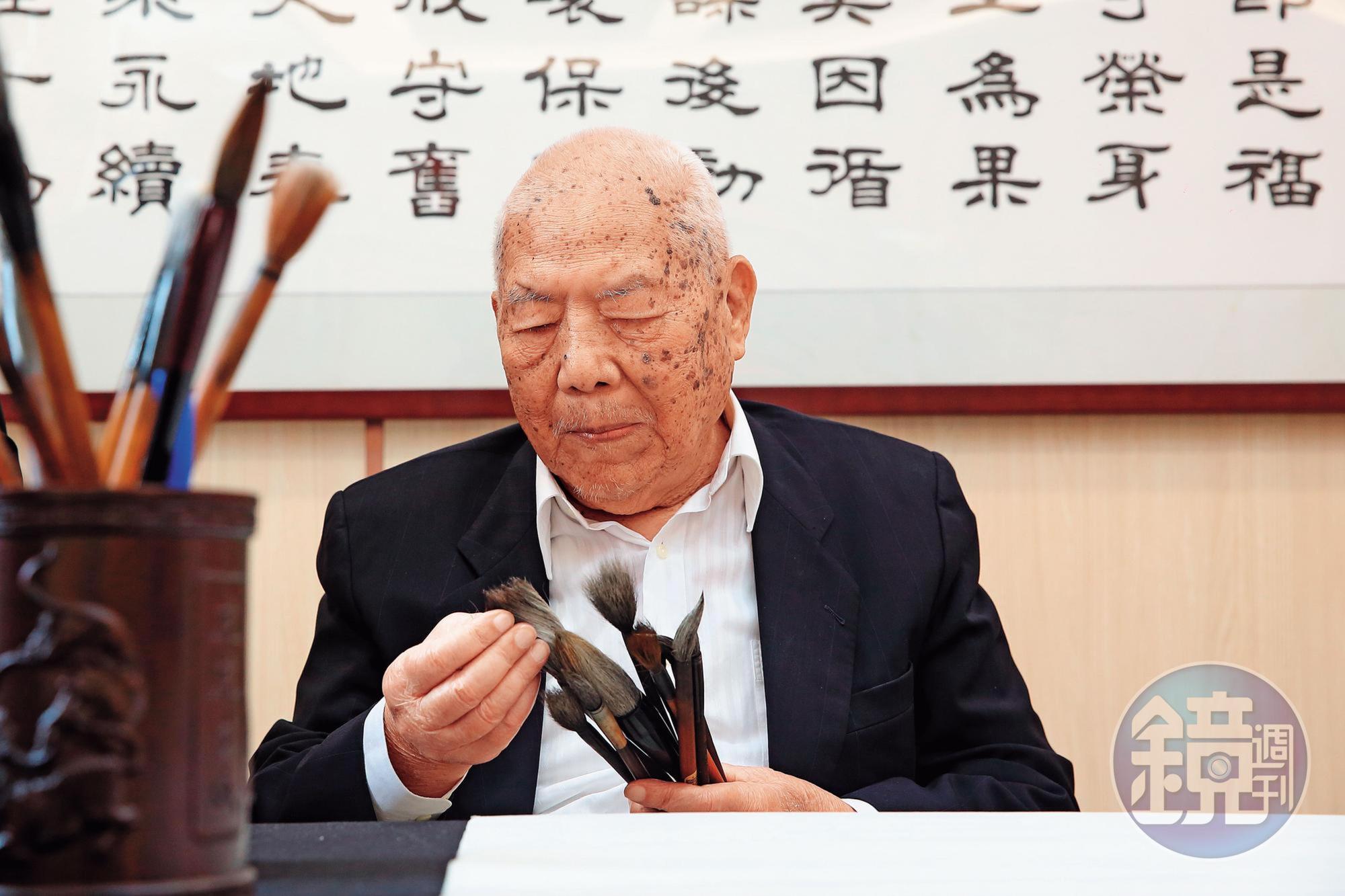 林文貴寫得一手好字，至今閒暇時仍會練毛筆字。
