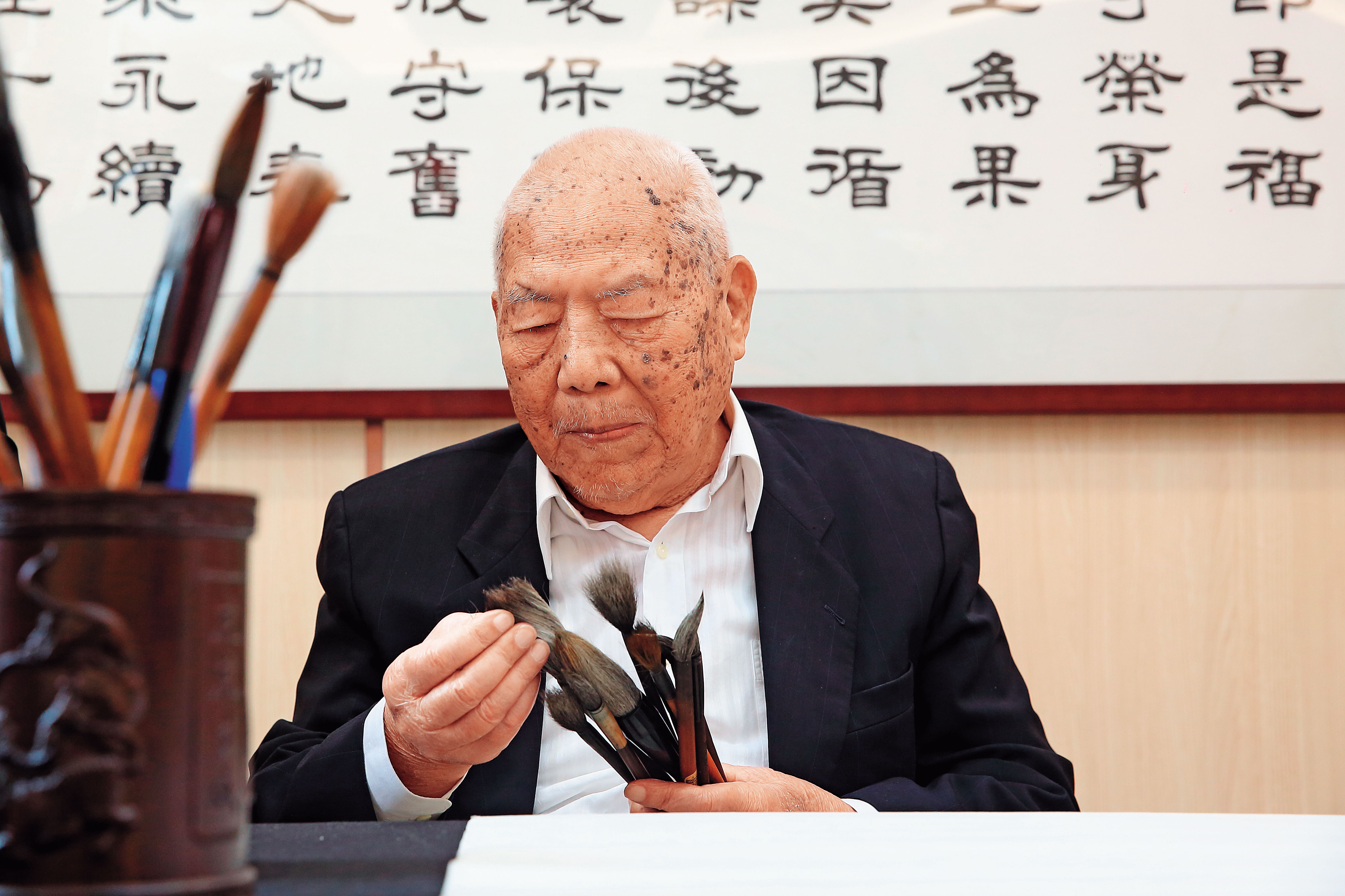 林文貴寫得一手好字,至今閒暇時仍會練毛筆字。
