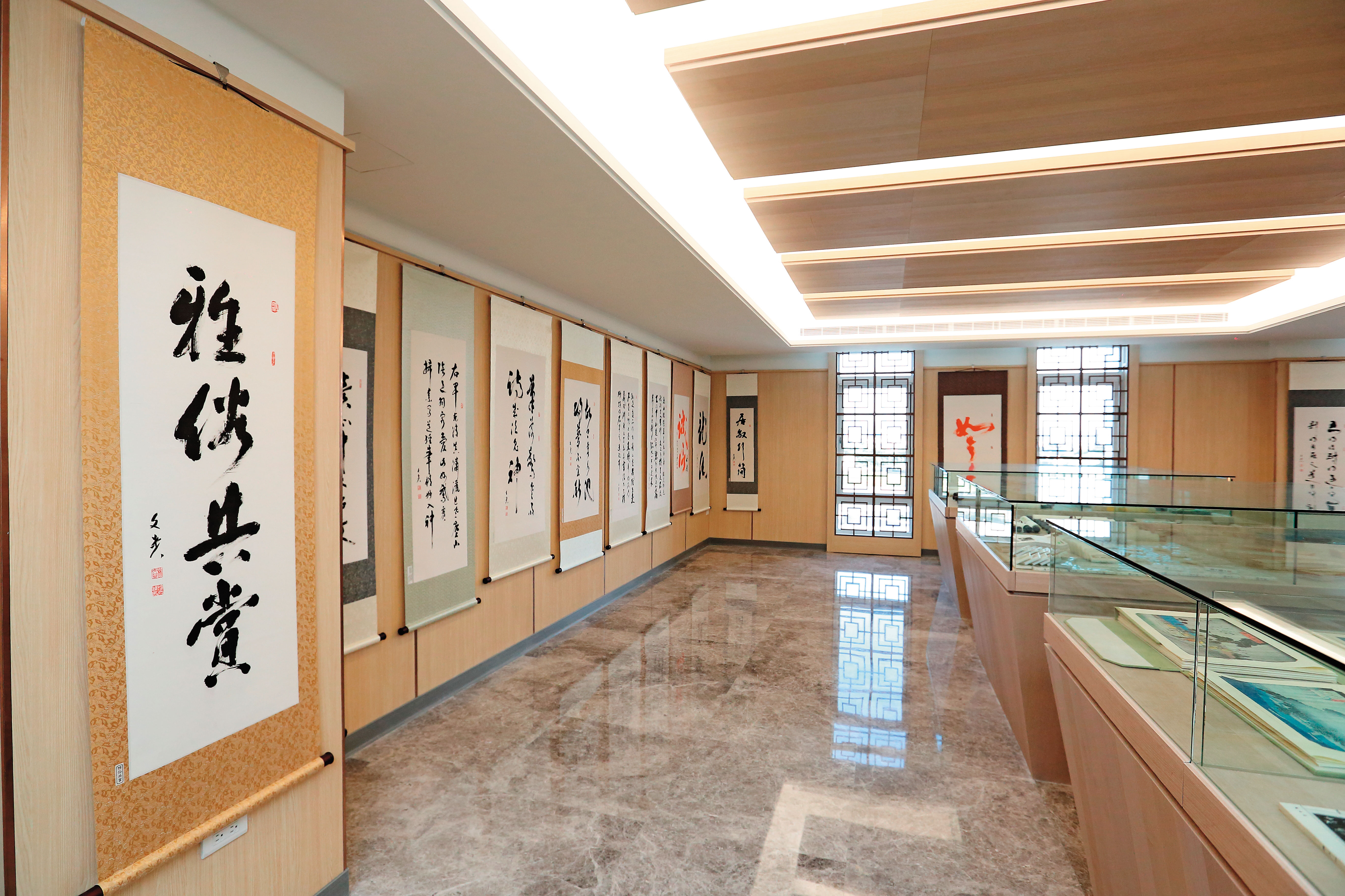 豐興總部特別規劃出展示空間,擺放林文貴的書法作品。