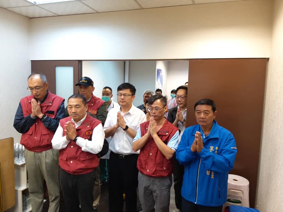 鳳鳴國小校長曾凱俊、妻子黃玟瑜不幸在這場大火中喪生，新北市長侯友宜到醫院探望傷者和祭拜校長夫婦。（翻攝自張明文臉書）