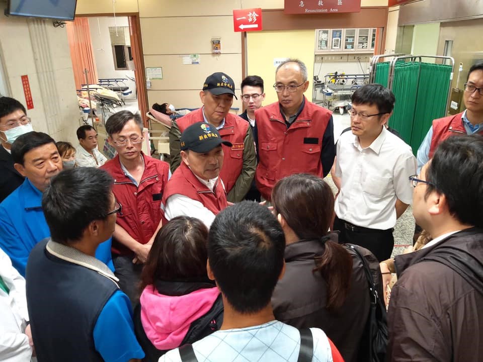 鳳鳴國小校長曾凱俊、妻子黃玟瑜不幸在這場大火中喪生，新北市長侯友宜到醫院探望傷者和祭拜校長夫婦。（翻攝自張明文臉書）