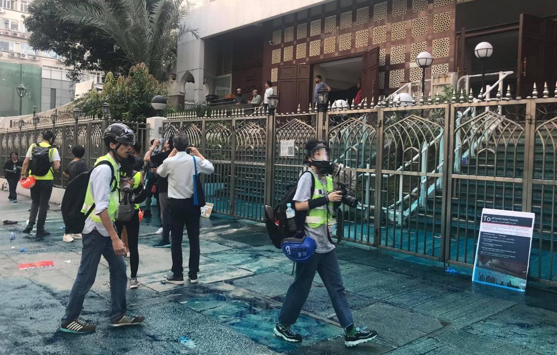 港警朝清真寺發射藍色水砲惹火穆斯林青年,要求港警公開道歉。(翻攝譚文豪臉書)
