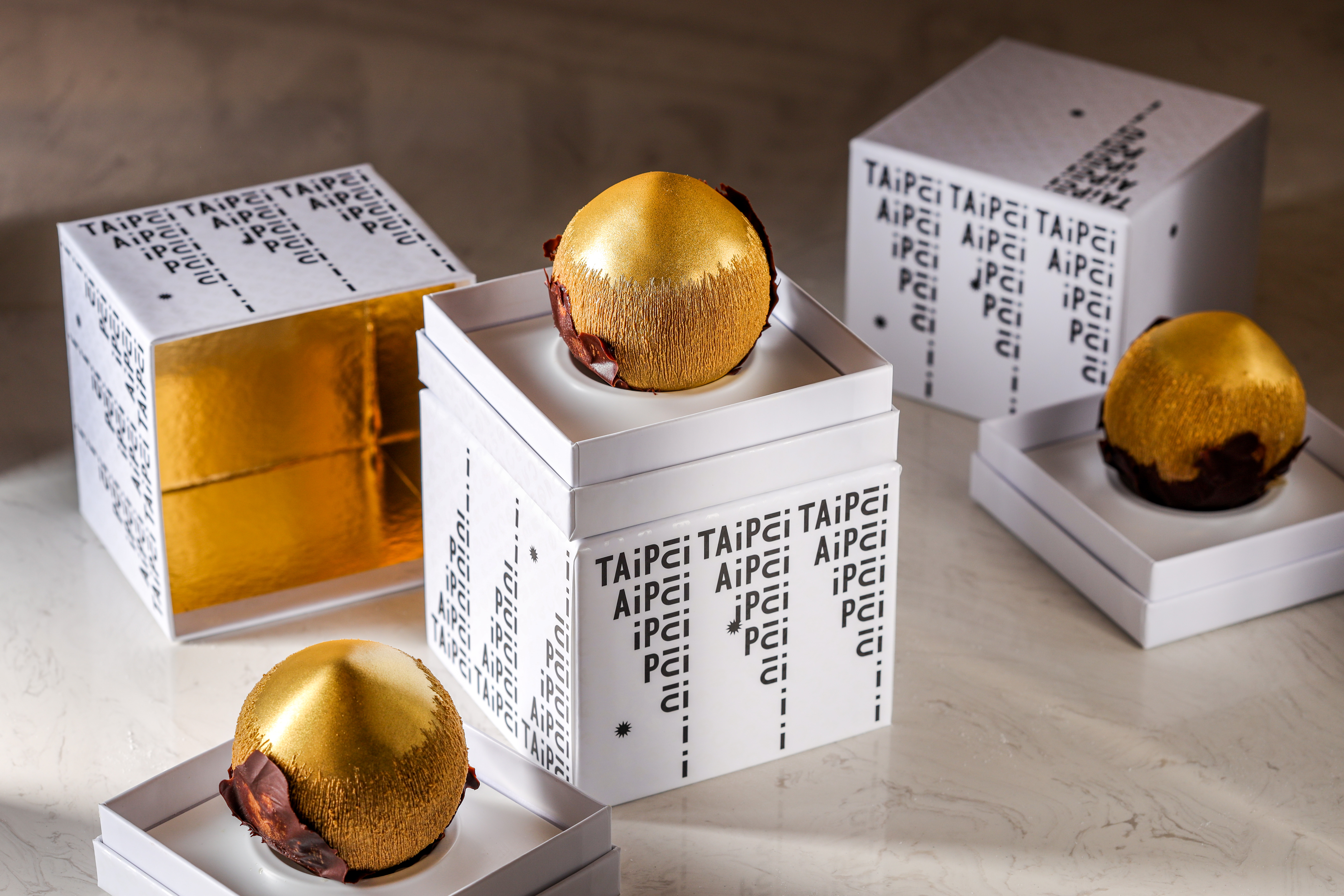 Linda出品的金燦晶亮「榛果1.0」，美味度讓世界最佳甜點師Cédric Grolet也認證。（380元／個）