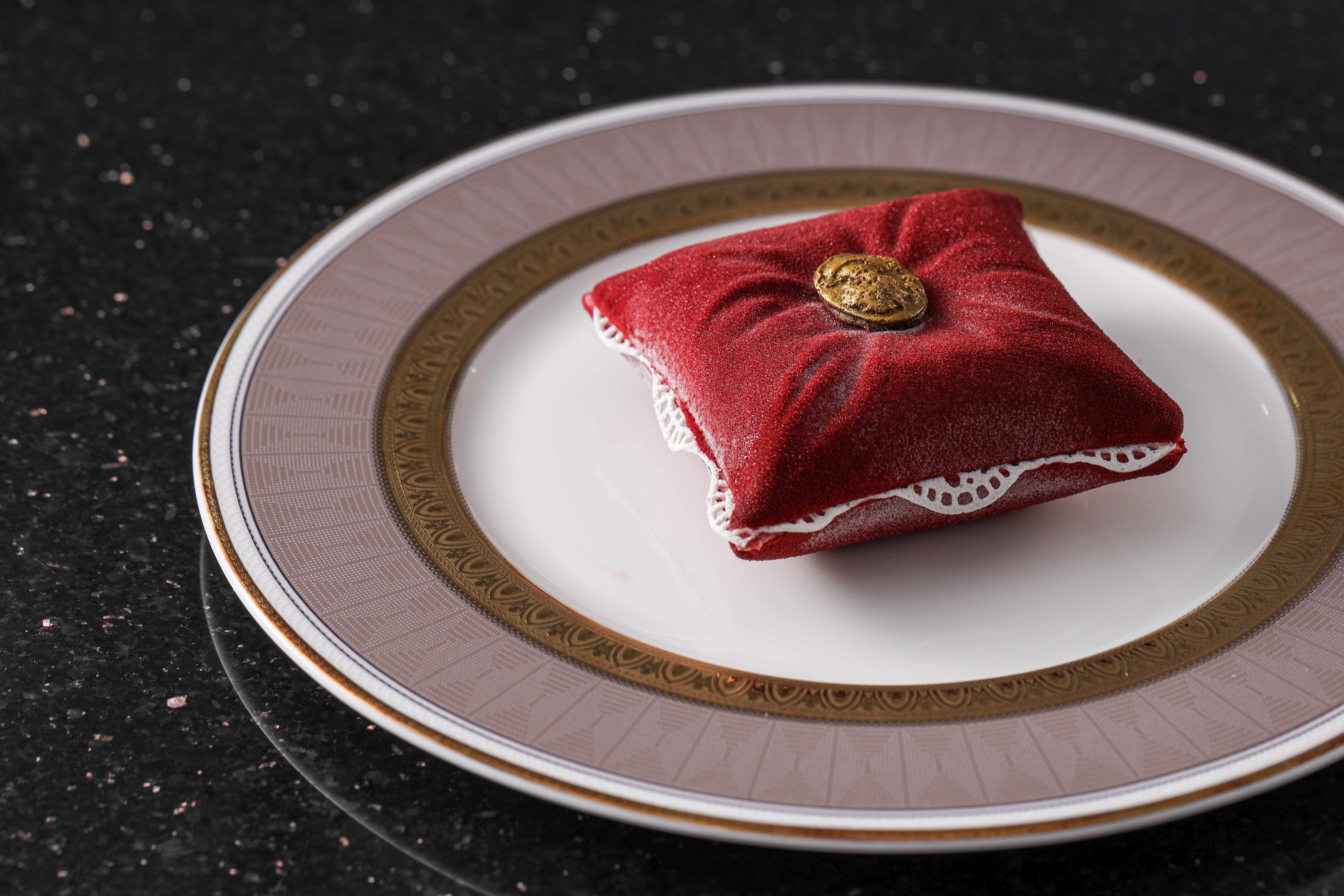 「巴法華斯小蛋糕」枕邊綴飾的蕾絲輕吹會飄動，畫面相當療癒。（180元／個）