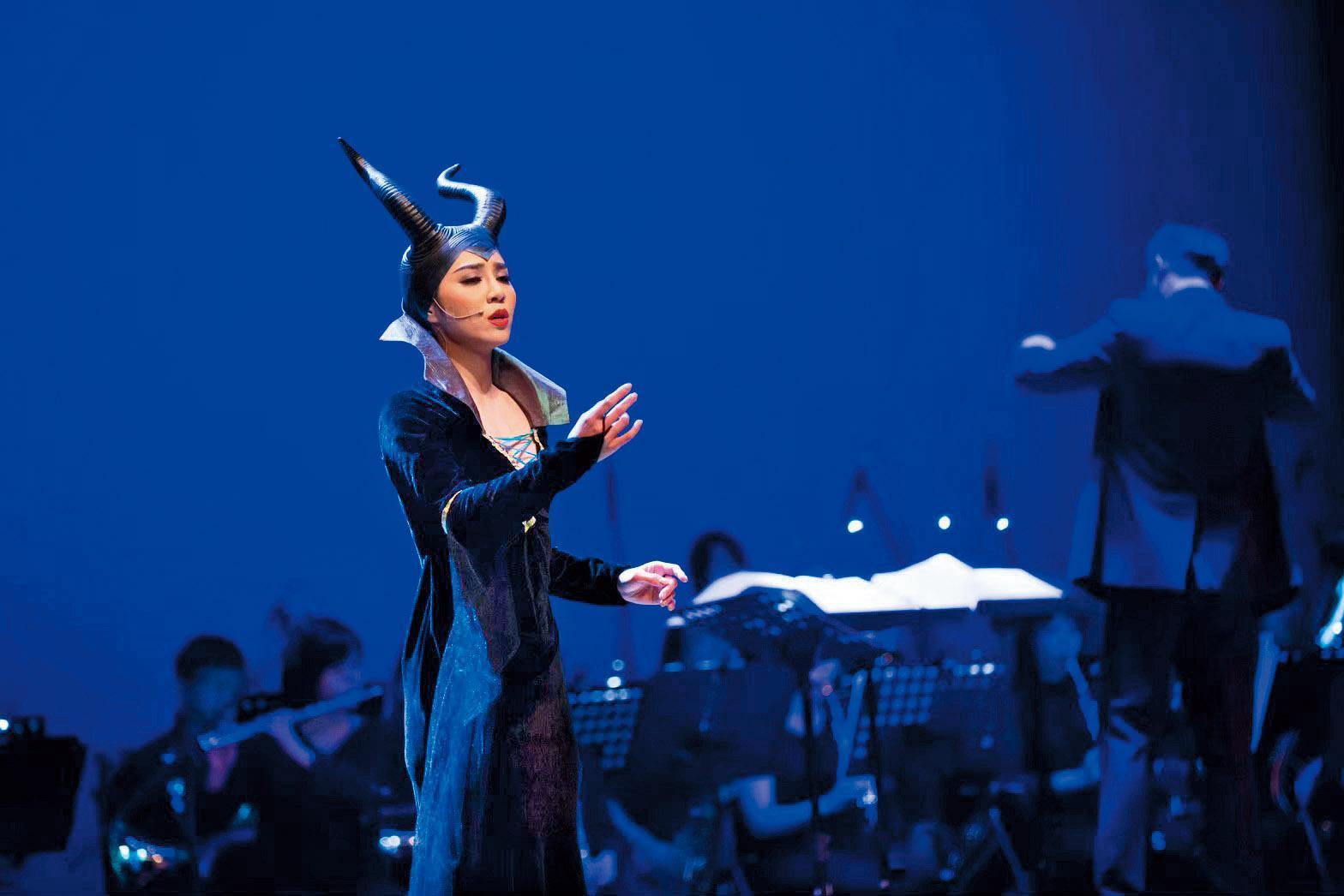 洪淇近年經常參與兒童劇演出,其中一檔戲她化身為黑魔女。(洪淇提供)