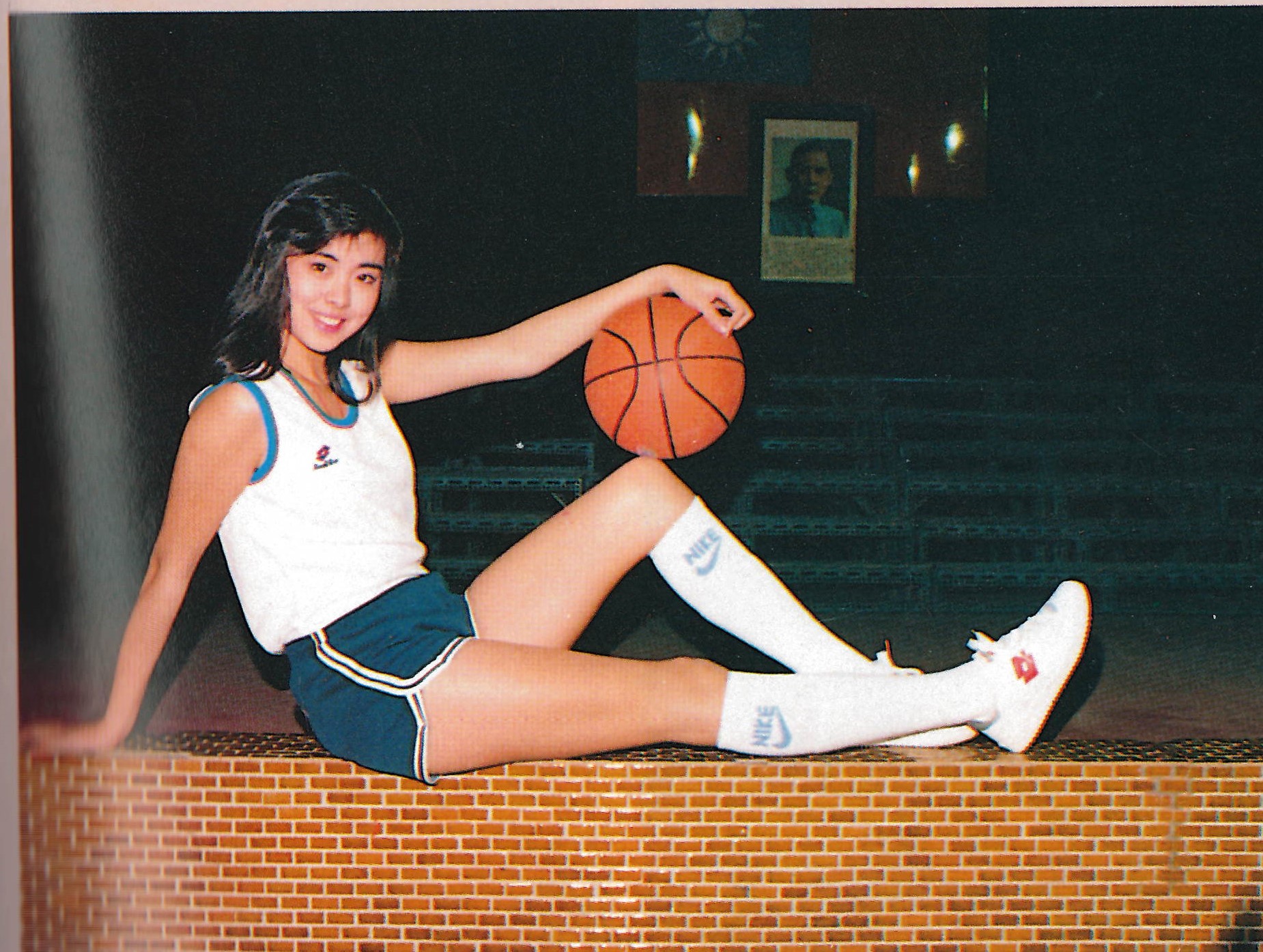 曾被封「亞洲第一美腿」，王祖賢的逆天長腿羨煞無數女生。（翻攝自籃球紙箱臉書）