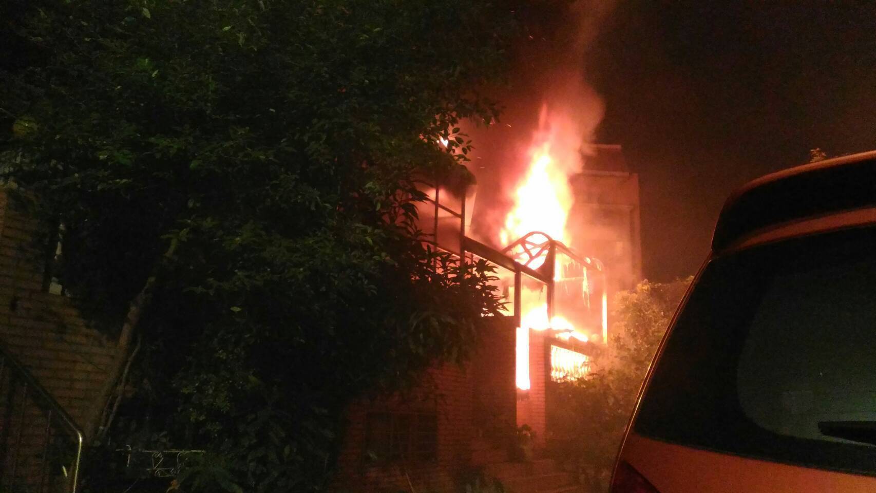 新北市鶯歌區一棟4層樓透天厝21日凌晨發生火災，猛烈火舌從屋內竄出。（翻攝畫面）