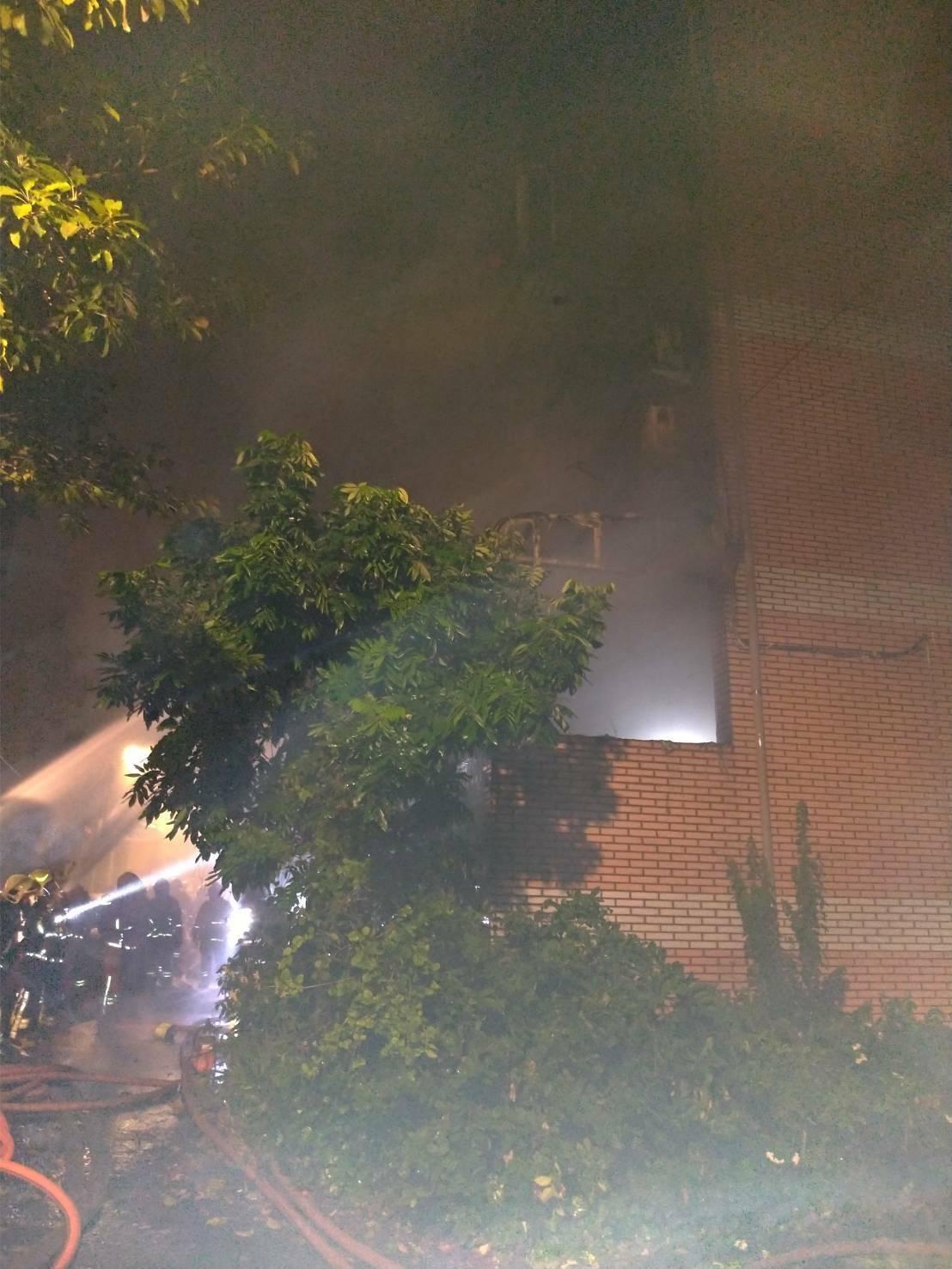 警消獲報趕到現場灌救,雖在不到1小時將火勢撲滅,但仍造成曾俊凱校一家3口死亡,1人受傷。(翻攝畫面)
