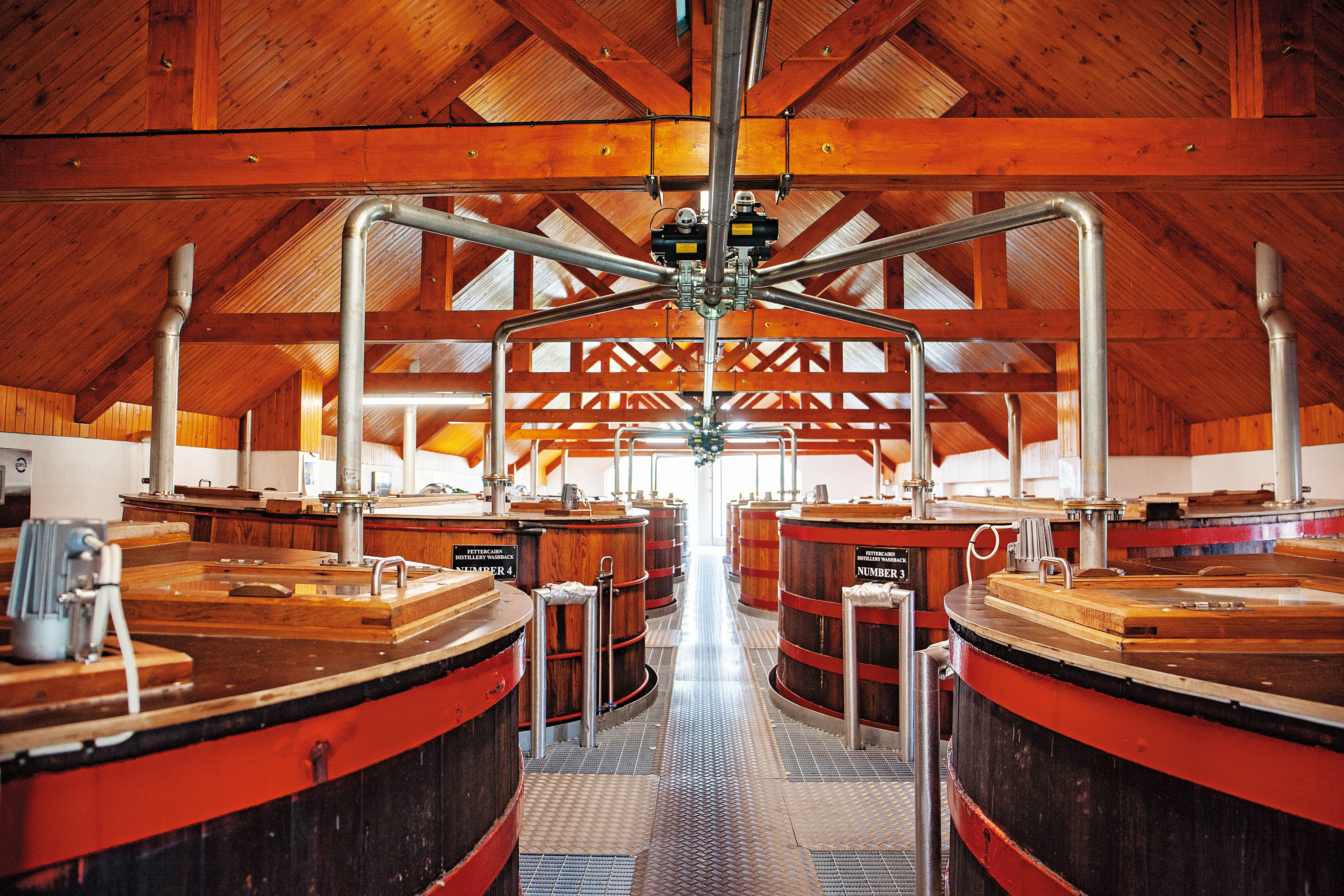 費特肯酒廠共有11個容量35,000升的奧勒崗松木質發酵槽，發酵時間長達56小時，約可獲得8%酒精度的「威士忌啤酒」。